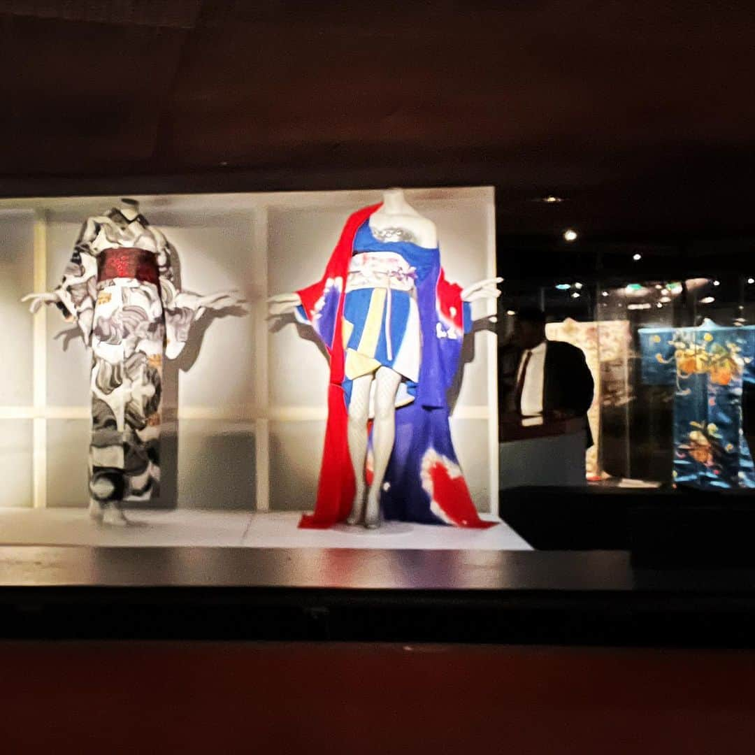 YOSHIKIさんのインスタグラム写真 - (YOSHIKIInstagram)「.@Yoshikimono is showcased at Musée du Quai in Paris for  Kimono - Exhibition through May 28! Check out Yoshikimono. パリの美術館で5月28日まで展示！世界に広がってきている😱 Merci beaucoup Yoshiki  https://bit.ly/3FSU075  #yoshiki #yoshikimono #paris #museum #ExpoKimonoMQB #quaibranly #fashion #fashiondesigner  @quaibranly @vamuseum」4月1日 19時15分 - yoshikiofficial