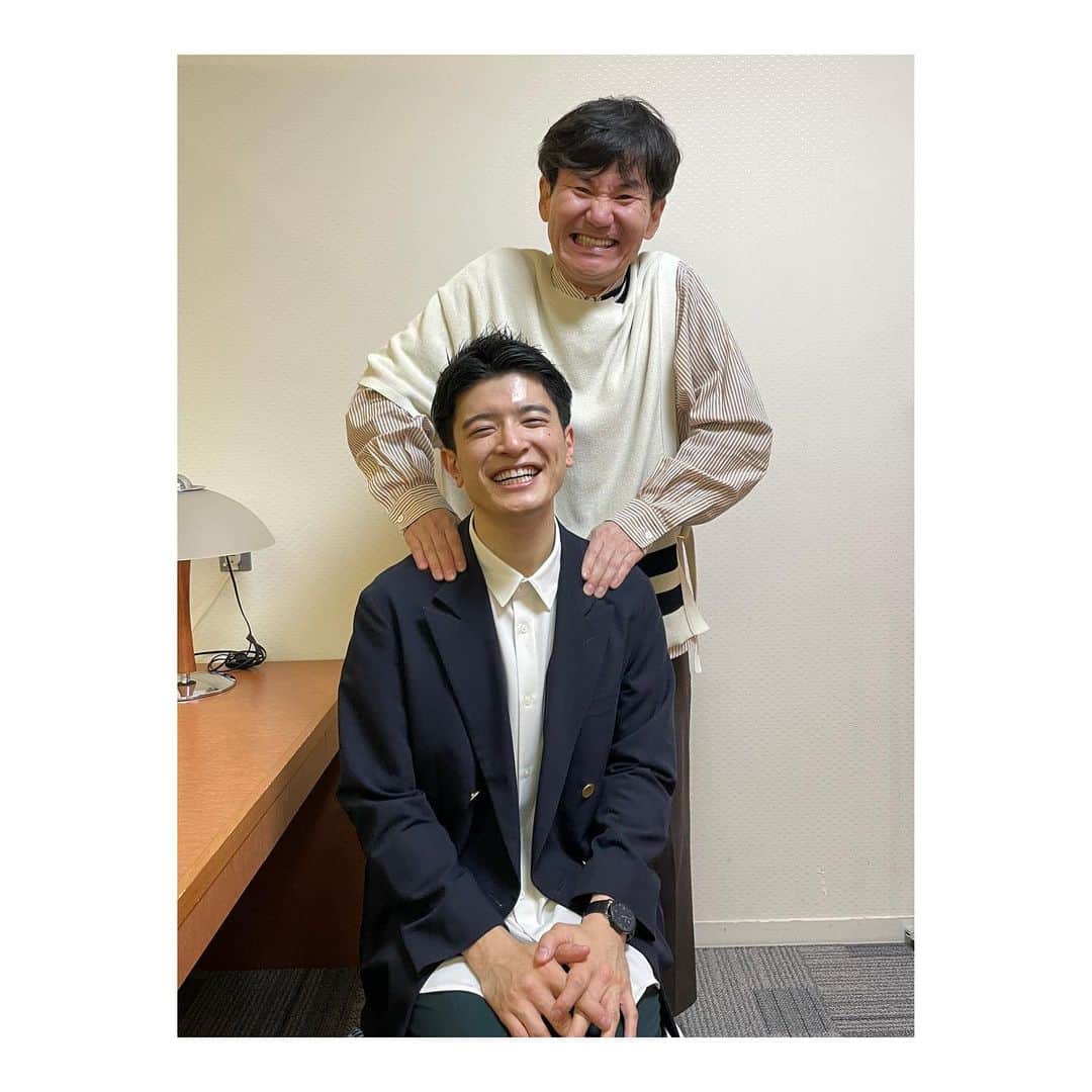 篠原光のインスタグラム：「. たくさんたくさんご迷惑を掛けたので、申し訳なくて、 ”息子“と呼んでくださる南原さんを実はうまく父と呼ぶことができませんでした。  頑固で手のかかる自分にいつもアドバイスをくださった南原さん。 ヒルナンデス！担当になって、 お仕事との向き合い方も、 人としての考え方も、 南原さんに導いて頂きました。  温かく手を引いてくださった父に、 親孝行できるように。 精一杯頑張ります。 本当にありがとうございました！！」