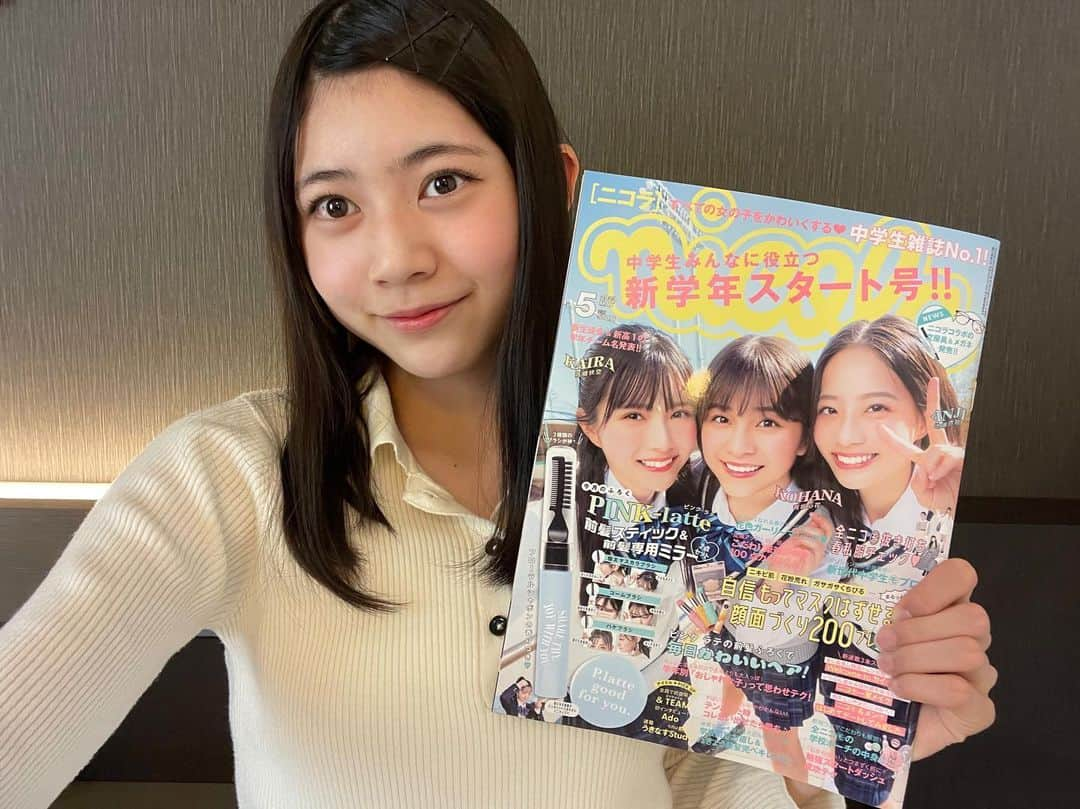 吉本麗南さんのインスタグラム写真 - (吉本麗南Instagram)「ニコラ5月号発売！  カイラちゃん、コハナ、アンジの表紙が目印！ コハナおめでと💞  新学期に役立つ情報や4月にぴったりな情報がたくさん載ってるよー！  ぜひげっとしてください~💓  #ニコラ#nicola#ニコモ#ニコラ 5月号発売中#ピンクラテ#pinklatte#前髪スティック#前髪マスカラ#吉本麗南」4月1日 19時17分 - reina_yoshimoto_official