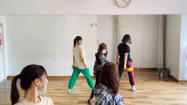 宮澤佐江のインスタグラム：「17周年。🌸 いつも応援ありがとうございます。 18年目も仲良くしてください。 〜2年前のお遊び動画を添えて。〜 . #圧倒的センターOさん #クセ強ダンサーMさん #相変わらずなAさん(好きーー) #キャパキャパキャパキャパキャパシティー」