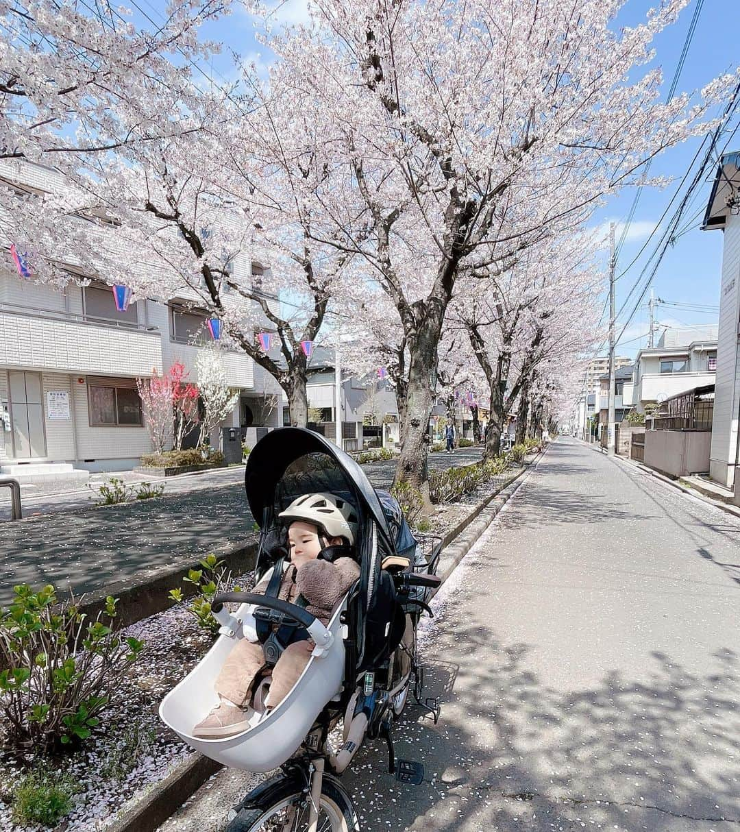 Yukaさんのインスタグラム写真 - (YukaInstagram)「念願のママチャリ🚲  去年の六月に両親からのプレゼント🎁 欲しかった電動アシスト自転車♡ 一歳以下は乗れないから、ずっとこの日を待ってた(⸝⸝o̴̶̷᷄ ·̭ o̴̶̷̥᷅⸝⸝)  いろんなメーカーあるけど、 何も考えず、 @panasonicjp の #ギュットクルームex にした デザインが一番お気に入りで、 チャイルドシートはコンビのものだから安心できる 色は淡色系が良いから、マットのベージュにした(⸝ᵕᴗᵕ⸝⸝)♡*゜  この前にストーリーに自転車の写真を載せたらすごい反響だった 台湾ではなかなか見れない前乗せタイプ 最初はコントロールできるか不安だったけど 思ったより安定していて、乗り心地が最高💕 息子もすごく喜んで乗ってくれたから、 最近ほぼ毎日サイクリングお花見🚴🌸 これからの買い物や公園遊びはもっと楽しくなる𓂃 𓈒𓏸𑁍‬  ┈┈┈┈┈┈┈┈┈┈┈┈┈┈┈┈┈┈┈┈  夢想中的電動腳踏車  去年六月的時候，爸媽送給我的大禮🎁 是我一直很憧憬的媽媽電動腳踏車 以前看日劇或是走在路上看到都覺得好棒 心想著未來自己也要擁有一台，載著小孩到處跑  前面乘坐的法定年齡是一歲以上， 所以買了遲遲沒有使用一直放置在家門口 終於～讓我等到兒子滿一歲，可以一起騎車兜風了  雖然有各種品牌，但我一眼就決定要國際牌的這款Gyutto Croom Ex 除了外型完全正中我的心以外，兒童座椅是採用combi的，很讓人放心 最重要的是顏色有我喜歡的霧面奶茶色🤍 所有條件都完美符合💖  之前在限時動態有上傳電動腳踏車的照片 收到不少私訊覺得造型很酷很特別 所以想說來發文一下留作紀念 一開始我也很擔心兒童座椅在前面龍頭的部分會不好操控 實際騎了發現比想像中的穩多了。 最重要的是兒子也很開心，比起嬰兒車，更喜歡坐腳踏車兜風的樣子☺️ 最近每天都騎車到處去賞櫻花🌸尋找各種有趣的公園 有了這台以後，超市買菜也變得更輕鬆方便 感謝爸媽幫我圓夢🥹🥹🥹💕  #panasonic#panasonicgyutto#panasonicjapan#bicycle#cycling#citycycle#babyboy#電動アシスト自転車#ギュットクルーム#ギュットクルームex#コンビ#自転車#ママチャリ#電動自転車#電動アシスト自転車デビュー#電動自転車デビュー#男の子ママ#男の子ベビー#男の子コーデ #新米ママ#ハーフベビー#国際結婚#子育て日記 @combi_babylifedesign」4月1日 19時23分 - loveyuka06