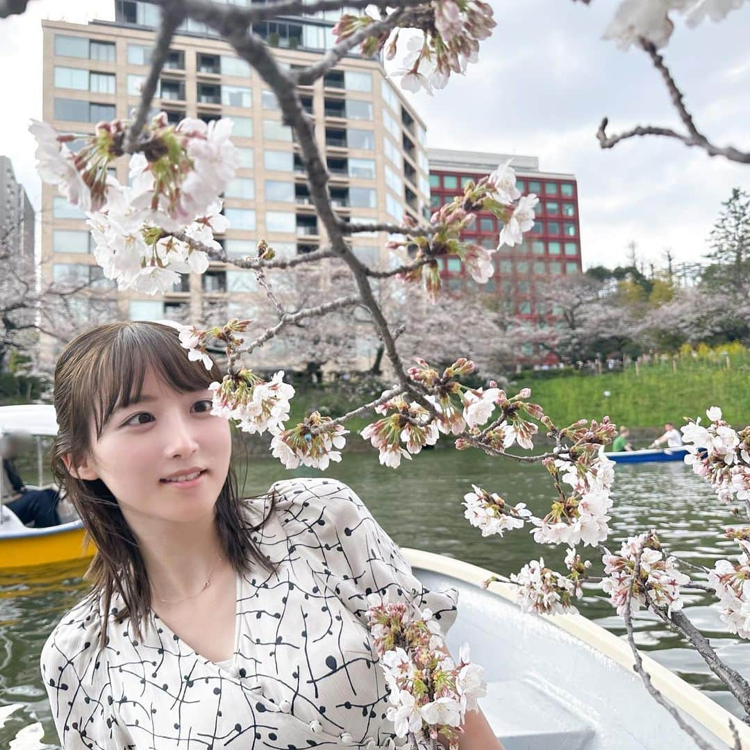 山崎あみのインスタグラム：「お花見のお裾分け🌸凝視スタイル #千鳥ヶ淵」