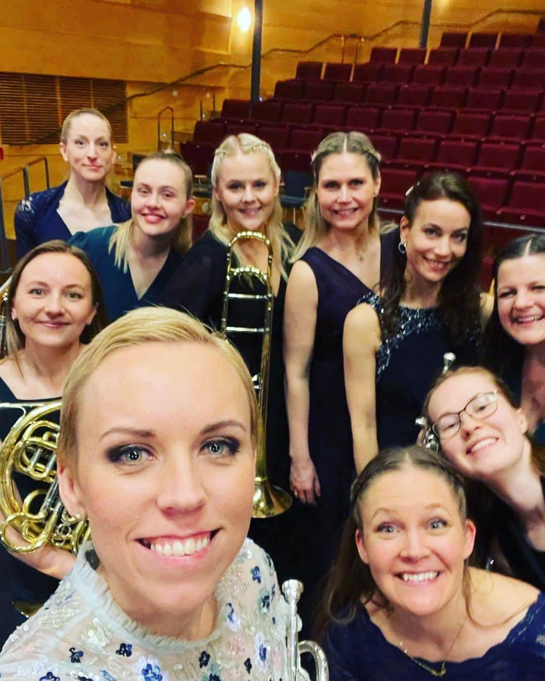 ティーネ・ティング・ヘルセットのインスタグラム：「What a tour! Sweden we love you 🇸🇪 Two weeks of great fun, amazing audience and nice people 🤩 #tenthing #lifeontour #happyfaces」