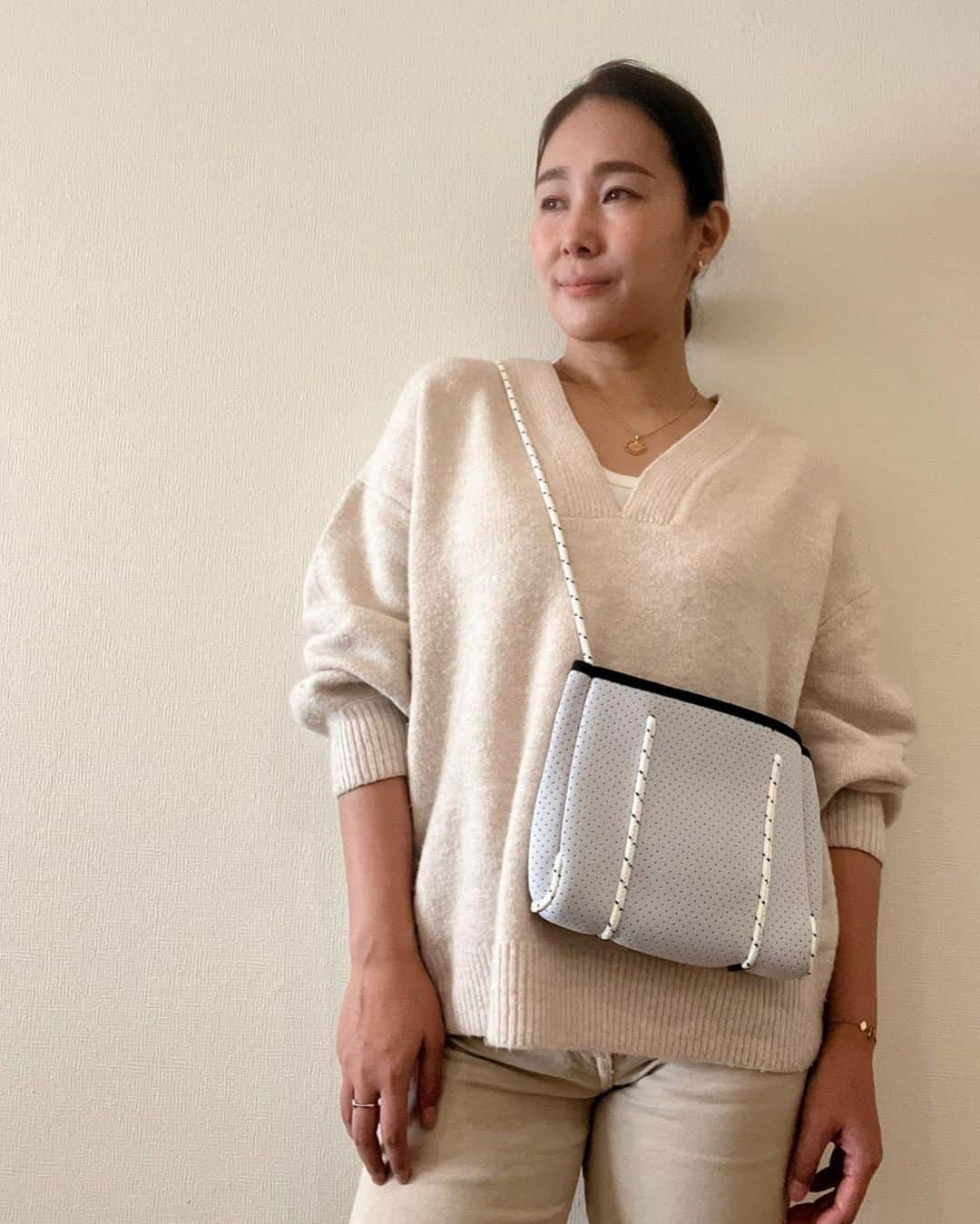 西岡詩穂さんのインスタグラム写真 - (西岡詩穂Instagram)「＼＼qbag super mini／／ ⁡ ４月１日(土)00:00〜４月５日(水)23:59の間で、 Super mini を買う時に使えるお得なクーポン情報です🌸 ⁡ 私の(個人的なw)qbagランキングTOP3に入る、 ✨✨✨super mini✨✨✨ ⁡ 私は両手に物を持っていると失くすタイプなので😂(←誰か共感してほしい) Super miniの中にサイフと携帯を入れてどこにでも連れていきます！ ショッピングに行く時も両手が空いて便利だし、 Super miniなのに思ったより入るのが嬉しい😳✨ ⁡ 冬は黒のブーツなどに合わせてblack⚫️を使っていましたが、 暖かくなってきてホワイトなスニーカーを履くようになった時はgrege bianco ⚪️にチェンジで色を合わせます♡ ⁡ ⁡ ぜひこの５日間だけ使えるクーポンを使って、春の便利バッグをお安く手に入れちゃってくださいね☺️🌸 ⁡ ✎˗˗˗˗˗˗˗˗˗˗˗˗˗˗˗˗˗˗˗˗˗˗˗˗˗˗˗˗˗˗˗˗˗˗˗˗˗˗˗˗˗˗˗ 🌸クーポン情報🌸 ⁡ 通常サイズ♡ https://item.rakuten.co.jp/pigre/aa-q-smini/ ⁡ 小さめサイズ♡ https://item.rakuten.co.jp/pigre/aa-q-smini_s/ ⁡ ⁡ 🌸10%OFFクーポンはこちら☟☟☟ https://coupon.rakuten.co.jp/getCoupon?getkey=S0FVVi1VWVkzLUw3V0ItV0hGNg--&rt= ⁡ 🌸期間 2023/04/01 00:00	2023/04/05 23:59まで ⁡ #qbagjapan #qbag #supermini #クーポン #お得なクーポン #お気に入りバッグ #qbagアンバサダー #qbag_japan #qbagami #qbagparis #qbag好きと繋がりたい #qbagsupermini」4月1日 19時30分 - shih05823