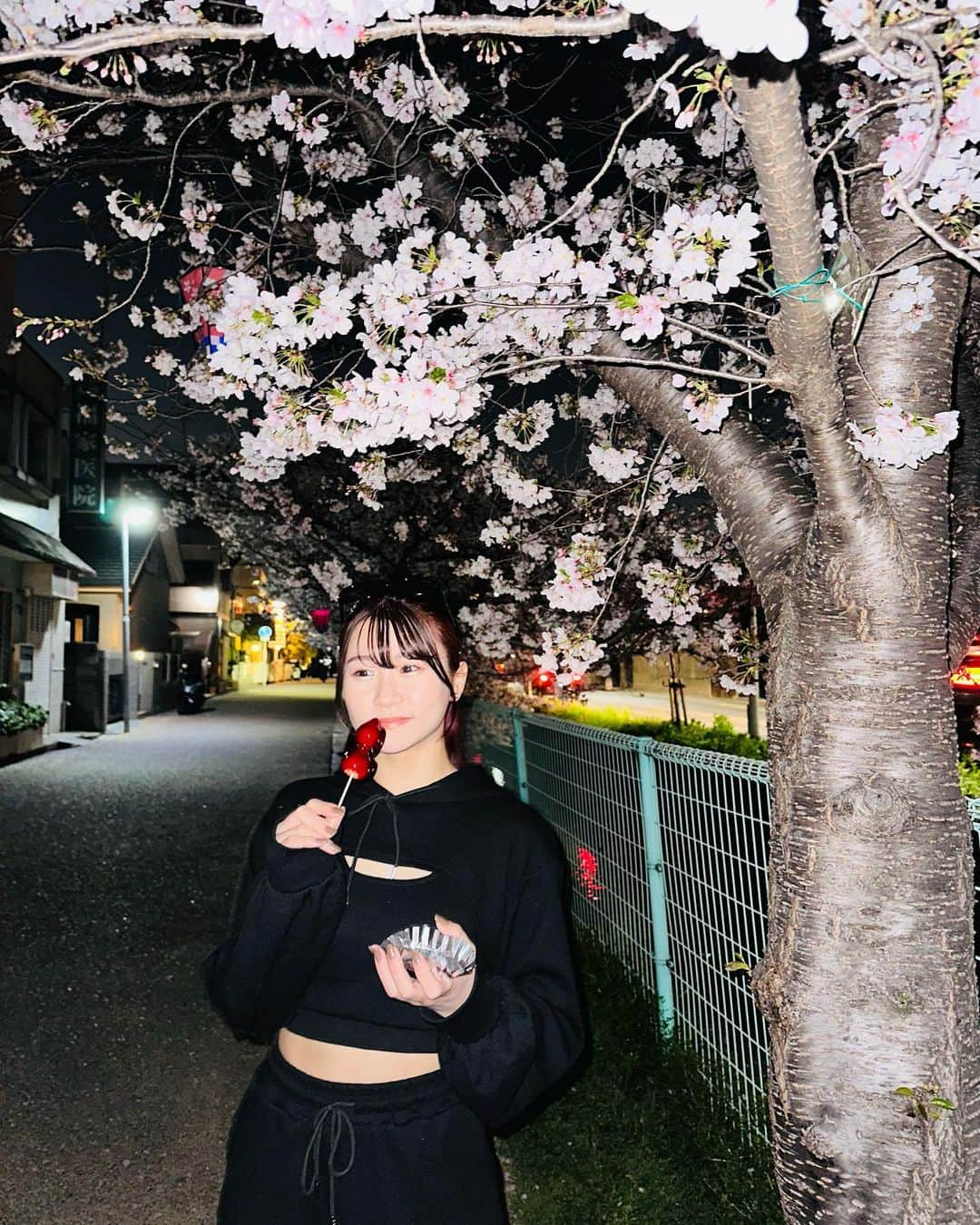 いちえ（夜のひと笑い）さんのインスタグラム写真 - (いちえ（夜のひと笑い）Instagram)「いちご飴の硬いやつってまじ口の中切れそうなるよな。あれどうにかならんのかな🍓」4月1日 19時33分 - hnkichie27