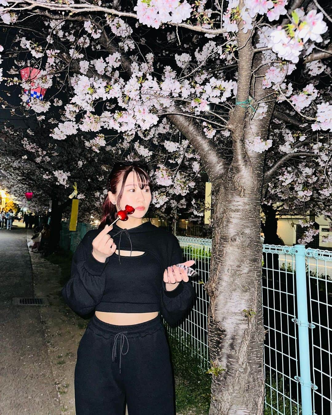 いちえ（夜のひと笑い）さんのインスタグラム写真 - (いちえ（夜のひと笑い）Instagram)「いちご飴の硬いやつってまじ口の中切れそうなるよな。あれどうにかならんのかな🍓」4月1日 19時33分 - hnkichie27