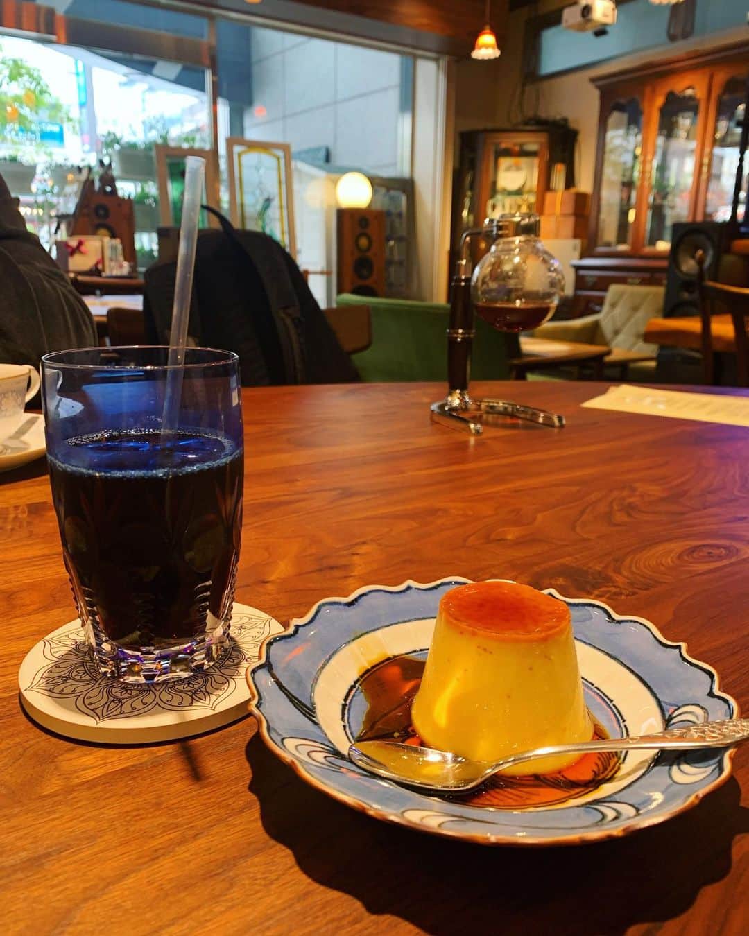 熊田和花さんのインスタグラム写真 - (熊田和花Instagram)「横浜のCafeえんどう豆🍮 店長さんのこだわりが素敵なお店。 店内には素敵な金魚が泳いでいました。 プリンは濃厚固め。空気を読んで静かに過ごしました。  #カフェ #カフェ巡り #カフェ活 #喫茶店 #プリン #🍮 #珈琲 #えんどう豆 #横浜カフェ #横浜 #cafe #切子グラス #切子」4月1日 19時35分 - wa_flower_