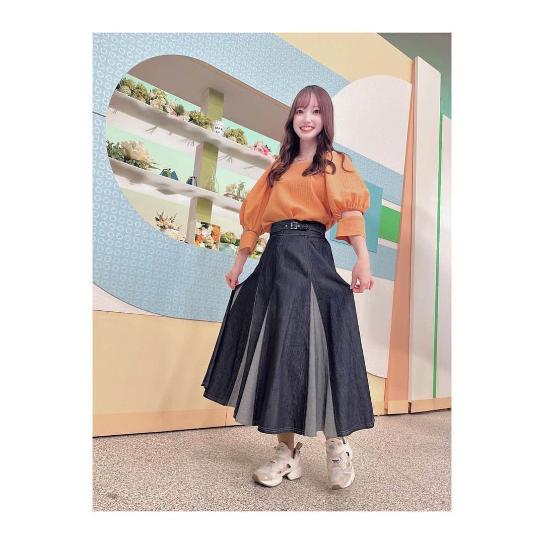 石井奏美のインスタグラム：「新年度最初のシアワセ気分の衣装👗 袖の部分がオシャレな オレンジ色のブラウスでした🧡  自分ではあまり持っていない色だったので 新鮮で嬉しかったです🍊  新生活が始まる皆さん 時々息抜きをしながら 自分のペースで頑張ってください✨  応援しています📣  #岡山#香川#アナウンサー #アナウンサー衣装#enica#ootd」