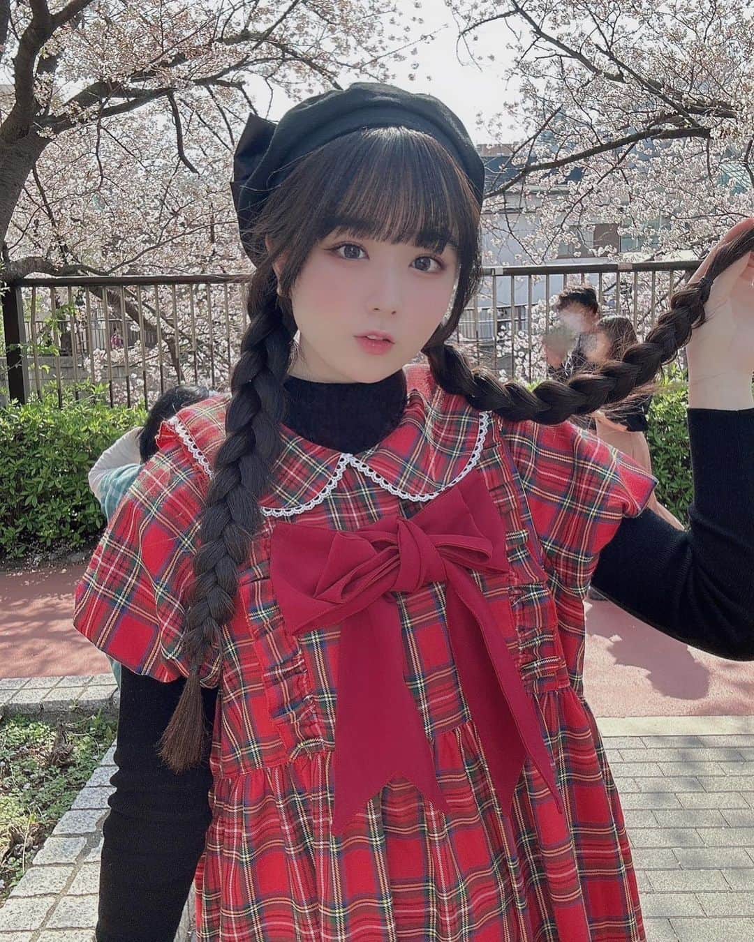 高田もものインスタグラム：「. 一緒にお花見しよ🌸 . お弁当は作れないから君が作ってね〜！ . かしこ . #高田もも #かしこってなに #かしこ #instagram #instagood #お花見 #お花見スポット #お花見コーデ #目黒川 #中目黒 #目黒川の桜 #ベレー帽 #ベレー帽コーデ #ワンピース #ロリータ #ロリータ服 #チェックワンピース #三つ編みアレンジ #ヘアアレンジ #黒髪 #黒髪ロング #リボン #アイドル #Japaneseidol #偶像 #redoutfit #桜スポット #桜 #春コーデ #春ネイル」