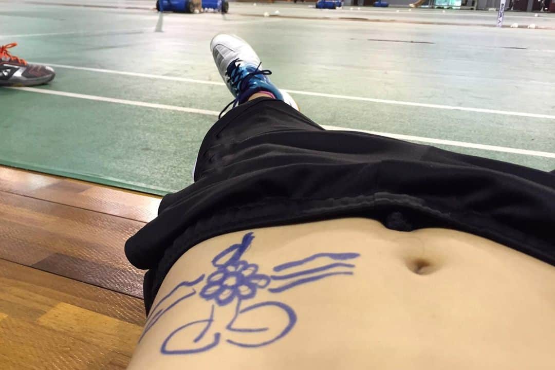 グレイシア・ポリーさんのインスタグラム写真 - (グレイシア・ポリーInstagram)「Love your body in every season.  Dulu gak pernah sama sekali pajang foto body walaupun perut sixpack atau badan dari ujung rambut sampai kaki otot semua. 😆  Sebagai mantan seorang olahragawan mempunyai tubuh yang sehat dan badan berotot adalah sebuah keharusan. Kita harus punya fisik/tubuh yang prima menunjang performance jika kita ingin meraih prestasi tinggi.   Kenapa akhir-akhir ini aku suka post foto yang perut terlihat besar karena sedang hamil? Tanpa malu, tanpa ragu. Karena aku pribadi merasa sangat bersyukur atas karunia Tuhan yang begitu indah dan nyata membuat aku merasa sangat mencintai diriku apa adanya dengan kehadiran sang buah hati yang ada di dalam perutku ini.   Nilai yang aku ingin bagikan disini adalah untuk kita bisa mencintai diri kita seutuhnya terlepas dari apapun situasi, kondisi maupun musim hidup kita. Pesan aku yaitu cintai dirimu, terima dirimu dengan rasa penuh tanggung jawab atas apa yang telah dipercayakan oleh Tuhan.  Women are beautiful yet powerful. Women can do many things in many ways. -GP-」4月1日 19時36分 - greyspolii