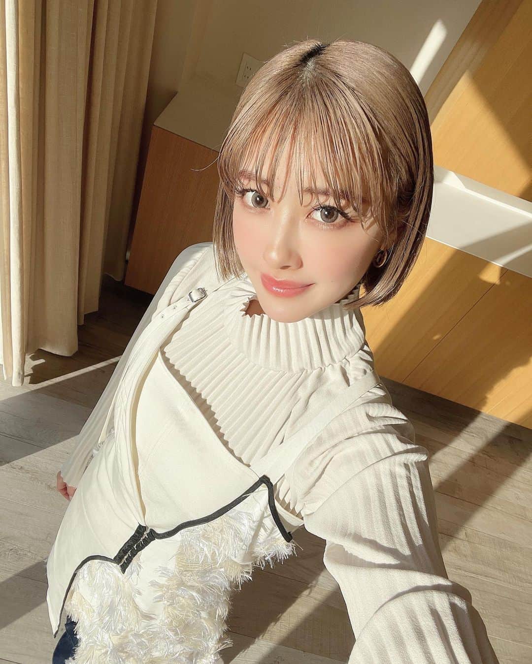 夏焼雅のインスタグラム：「𝘈𝘱𝘳𝘪𝘭🤍  YouTube番組「M-line Music」#85が 昨日、配信されました♡ ぜひチェックして下さい〜🐶 ストーリーにURL貼っておきます🌼  MCは私と田﨑あさひちゃんが 担当してますよん🐣  M-line Special 2023 ～Magical Wish～から、 3/21 横浜ランドマークホールで披露した 『オンナ、哀しい、オトナ』も配信中です🥹 みんなからの感想など聞けたら うれしいなぁ〜✨」