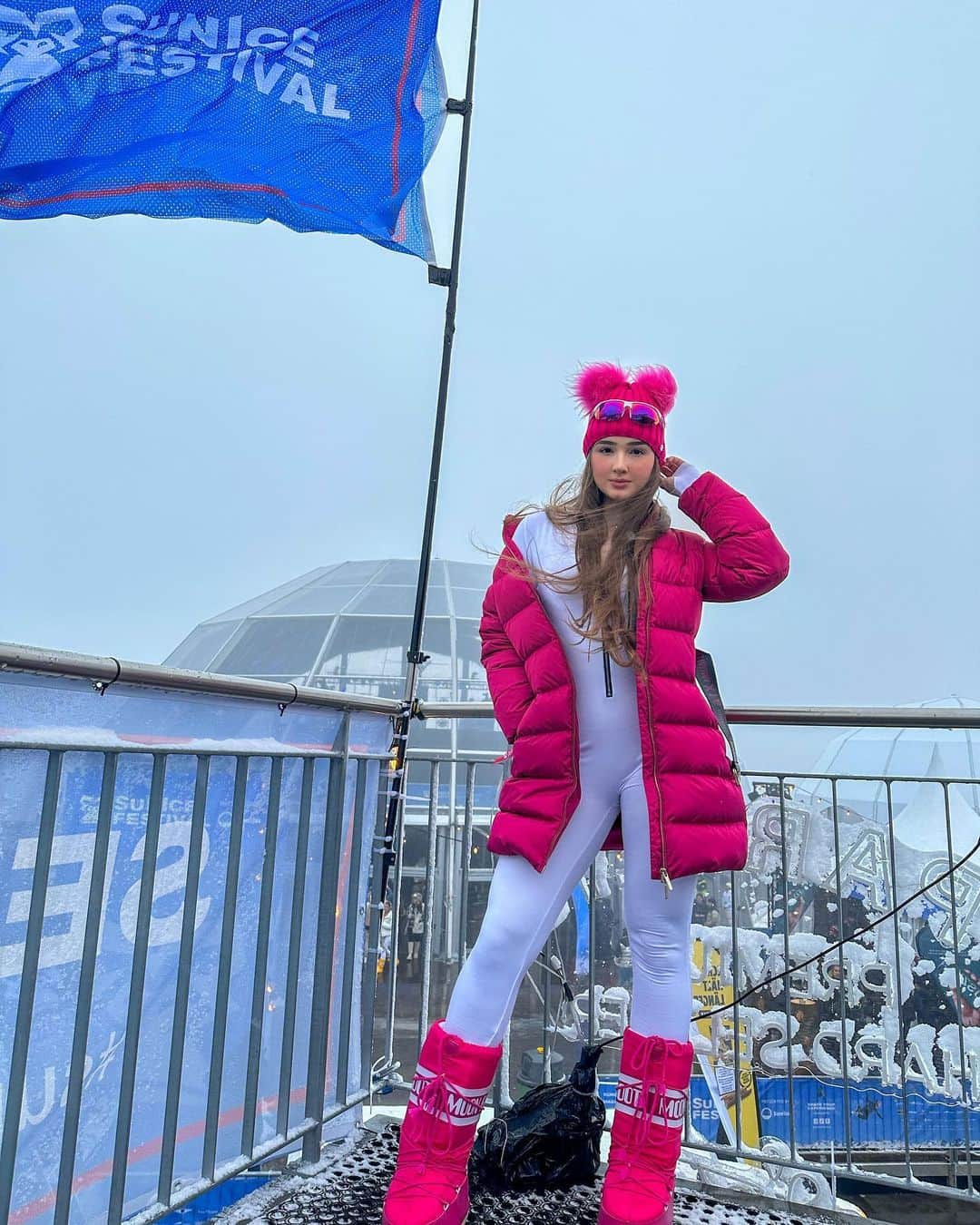 ニコルのインスタグラム：「Day 1 of @sunice.festival 😍❤️ It was awesomeeeee!! Pink lady vibes  #sunicefestival #stmoritz #switzerland」