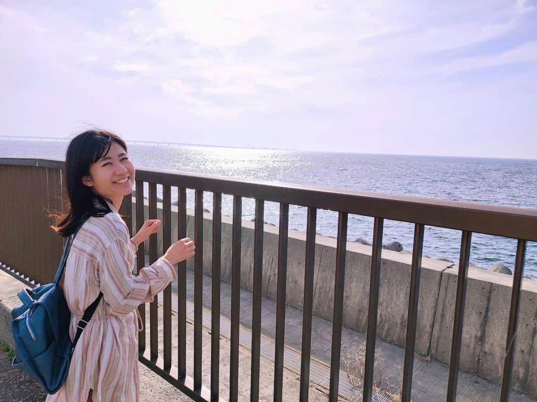 北口麻奈さんのインスタグラム写真 - (北口麻奈Instagram)「満開の桜を見ながらお墓参りday ちょうどいい気候なので、海にもブラリ🏖 やっぱり潮の香りはいいね。 #海　#うみをながめる」4月1日 19時46分 - asana_kitaguchi