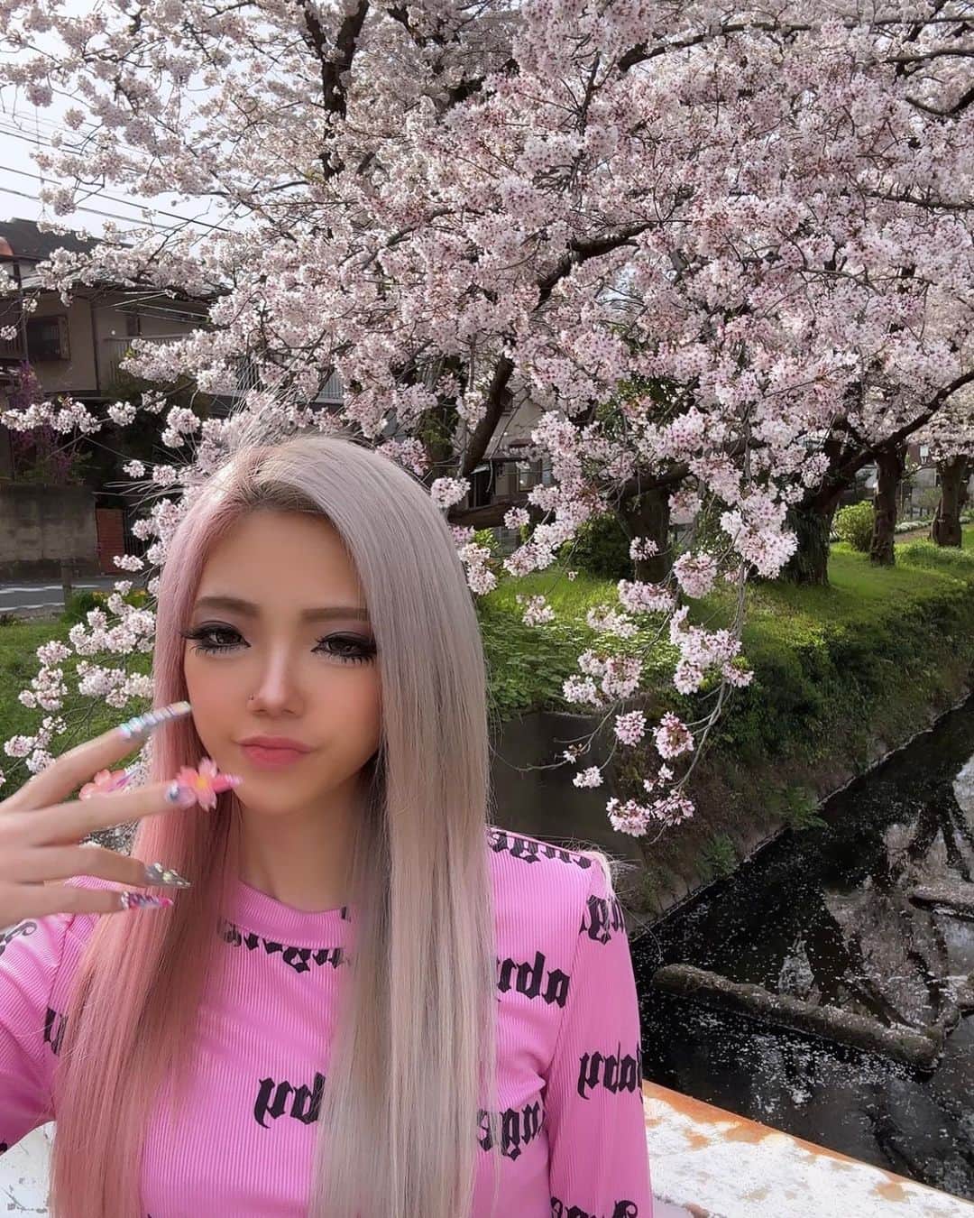ちみれなのインスタグラム：「英語わかんないけど多分nails cute! picture ok?みたいなこと電車で知らない外国人さんに言われたり道ですれ違ったおばあちゃんに髪色きれいだねーって声かけられたり ただの居酒屋なのにネイルすごいからって理由で1杯出すから一緒に飲もうっておばさまに誘われたりバレンタインネイル見て、チョコもらった気分になったありがとうーって謎に感謝されたりするんだけどギャルは世界を救うってこういうことなんだなって まじでラブアンドピースだし声かけてくれる全ての人にびがっぷ。幸あれ」