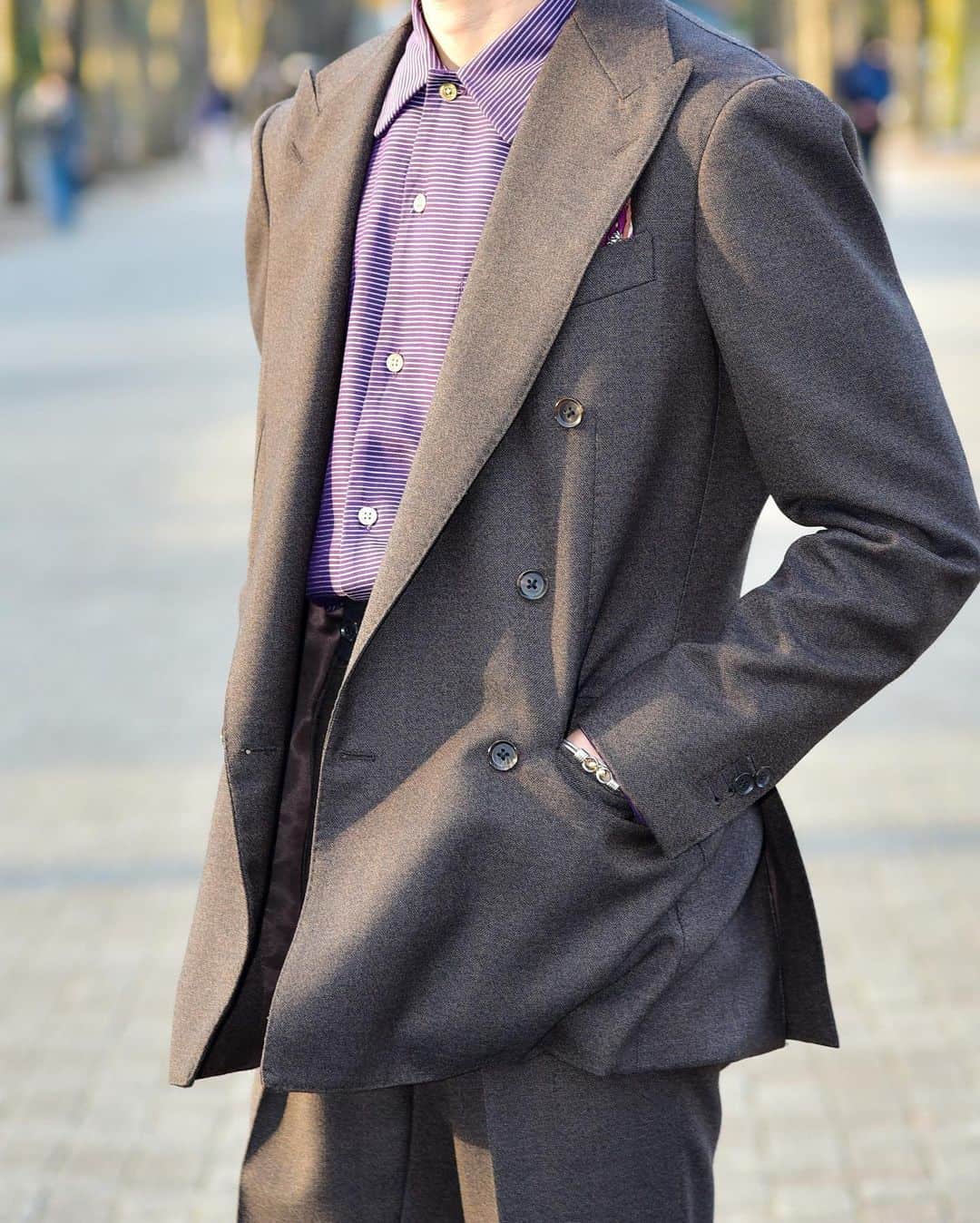 福島雄介さんのインスタグラム写真 - (福島雄介Instagram)「. . Relaxed suit style. The shirt is bright purple and looks like spring... . . 春らしく明るめのパープルシャツを。 リラックスしたスーツスタイルが楽しめる季節になってきて嬉しいですね。 . .  Glasses- @jacquesmariemage  Suit- @ring_jacket  Shirt- @kamoshita  Pocket chief- @drakesdiary  Shoes- @baudoinlange  Acc- @givenchy @tiffanyandco @hermes  Watch- @piaget  . . #mensfashion #suitstyle #classic #casual #menswear #ootdmen #suit #vintagewatch #jewelry #glasses #menstyle #gentlemanstyle #ootdfashion #vintagejewelry #classicstyle」4月1日 19時43分 - yusuke_tiamo_fukushima