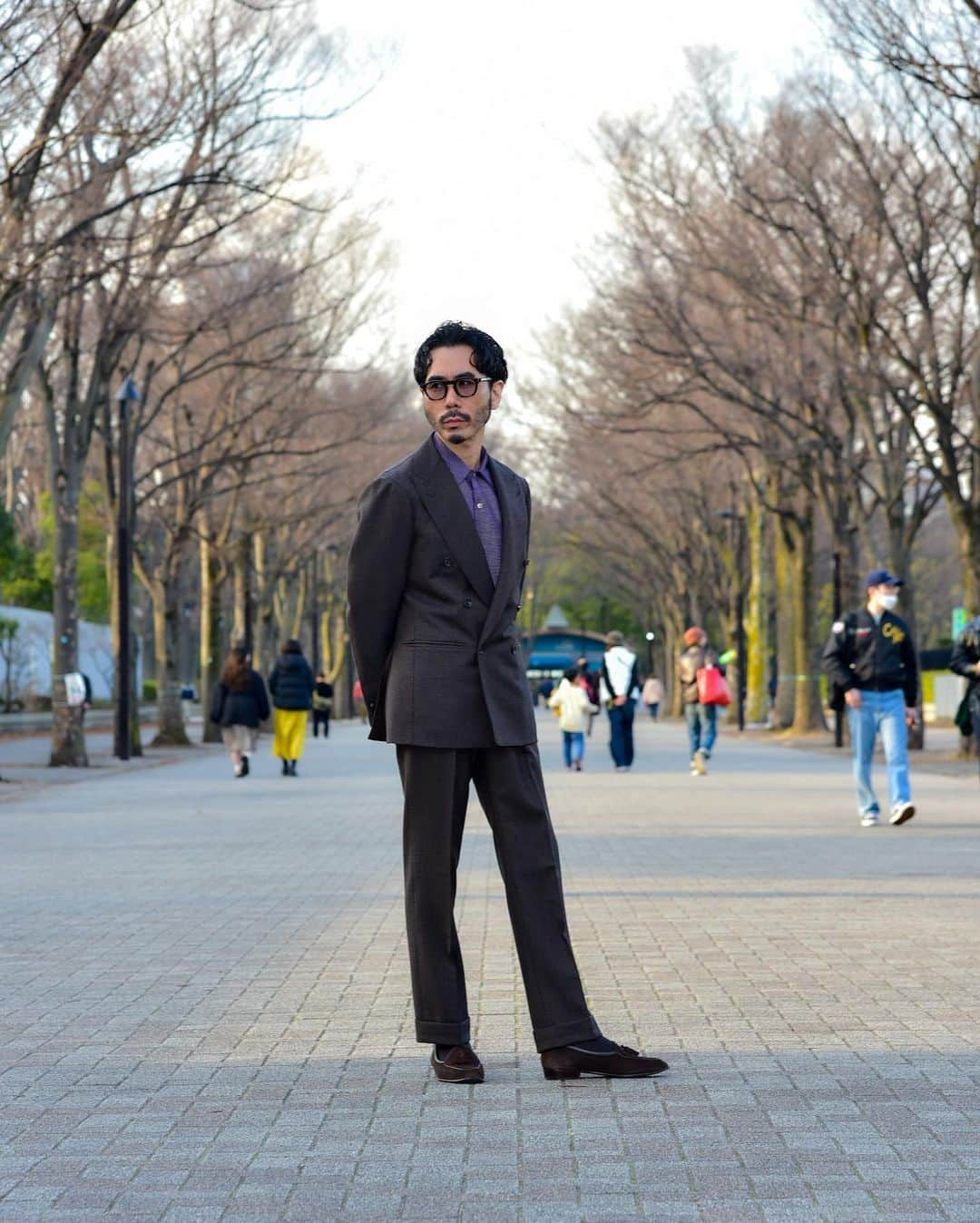 福島雄介さんのインスタグラム写真 - (福島雄介Instagram)「. . Relaxed suit style. The shirt is bright purple and looks like spring... . . 春らしく明るめのパープルシャツを。 リラックスしたスーツスタイルが楽しめる季節になってきて嬉しいですね。 . .  Glasses- @jacquesmariemage  Suit- @ring_jacket  Shirt- @kamoshita  Pocket chief- @drakesdiary  Shoes- @baudoinlange  Acc- @givenchy @tiffanyandco @hermes  Watch- @piaget  . . #mensfashion #suitstyle #classic #casual #menswear #ootdmen #suit #vintagewatch #jewelry #glasses #menstyle #gentlemanstyle #ootdfashion #vintagejewelry #classicstyle」4月1日 19時43分 - yusuke_tiamo_fukushima