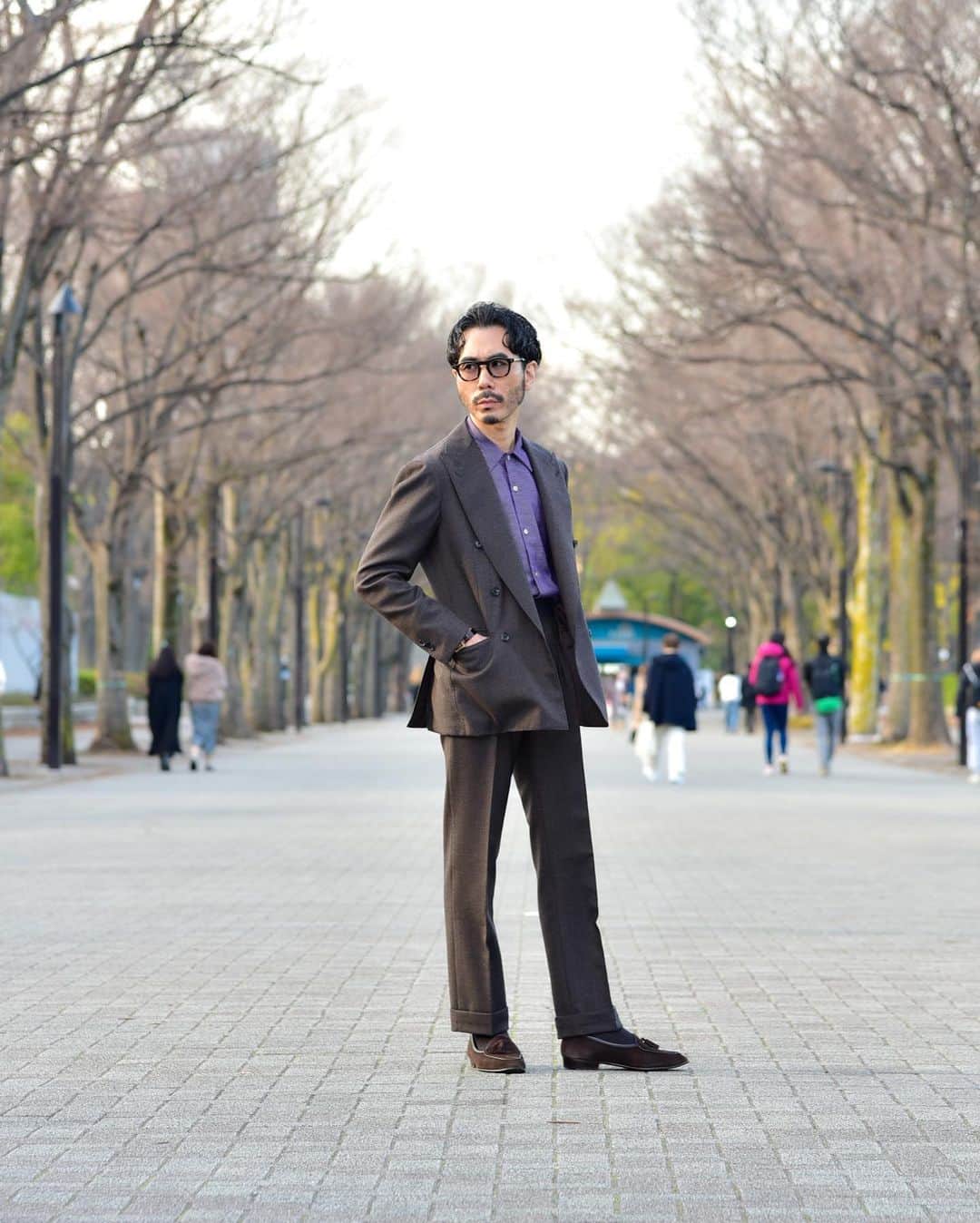 福島雄介さんのインスタグラム写真 - (福島雄介Instagram)「. . Relaxed suit style. The shirt is bright purple and looks like spring... . . 春らしく明るめのパープルシャツを。 リラックスしたスーツスタイルが楽しめる季節になってきて嬉しいですね。 . .  Glasses- @jacquesmariemage  Suit- @ring_jacket  Shirt- @kamoshita  Pocket chief- @drakesdiary  Shoes- @baudoinlange  Acc- @givenchy @tiffanyandco @hermes  Watch- @piaget  . . #mensfashion #suitstyle #classic #casual #menswear #ootdmen #suit #vintagewatch #jewelry #glasses #menstyle #gentlemanstyle #ootdfashion #vintagejewelry #classicstyle」4月1日 19時43分 - yusuke_tiamo_fukushima