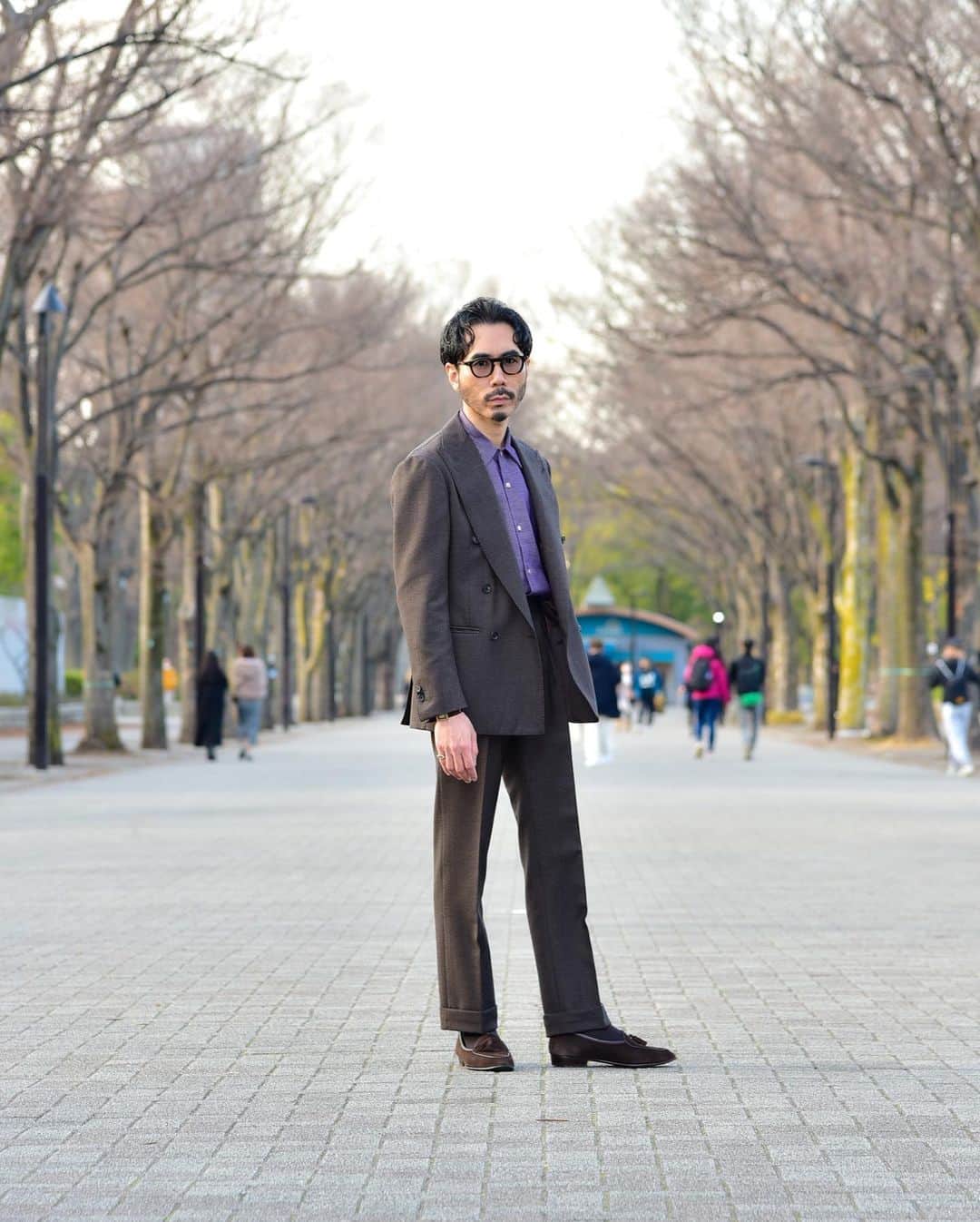 福島雄介さんのインスタグラム写真 - (福島雄介Instagram)「. . Relaxed suit style. The shirt is bright purple and looks like spring... . . 春らしく明るめのパープルシャツを。 リラックスしたスーツスタイルが楽しめる季節になってきて嬉しいですね。 . .  Glasses- @jacquesmariemage  Suit- @ring_jacket  Shirt- @kamoshita  Pocket chief- @drakesdiary  Shoes- @baudoinlange  Acc- @givenchy @tiffanyandco @hermes  Watch- @piaget  . . #mensfashion #suitstyle #classic #casual #menswear #ootdmen #suit #vintagewatch #jewelry #glasses #menstyle #gentlemanstyle #ootdfashion #vintagejewelry #classicstyle」4月1日 19時43分 - yusuke_tiamo_fukushima