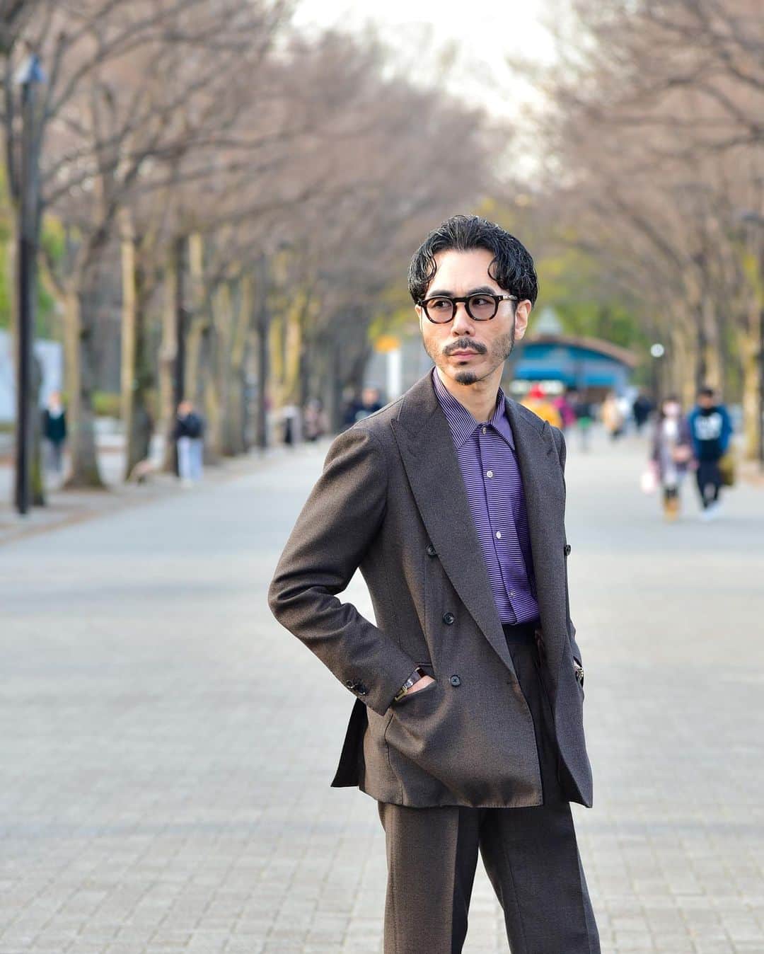 のインスタグラム：「. . Relaxed suit style. The shirt is bright purple and looks like spring... . . 春らしく明るめのパープルシャツを。 リラックスしたスーツスタイルが楽しめる季節になってきて嬉しいですね。 . .  Glasses- @jacquesmariemage  Suit- @ring_jacket  Shirt- @kamoshita  Pocket chief- @drakesdiary  Shoes- @baudoinlange  Acc- @givenchy @tiffanyandco @hermes  Watch- @piaget  . . #mensfashion #suitstyle #classic #casual #menswear #ootdmen #suit #vintagewatch #jewelry #glasses #menstyle #gentlemanstyle #ootdfashion #vintagejewelry #classicstyle」