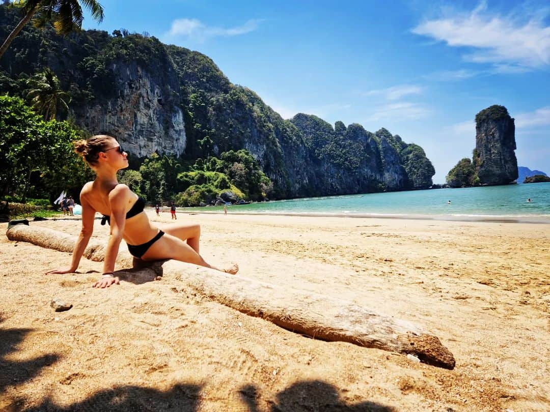 ダーシャ・ゲルムのインスタグラム：「And just like that, all the problems went away ❤  #thailand #sandybeach #paiplongbeach #aonang #krabi #mentalhealth」