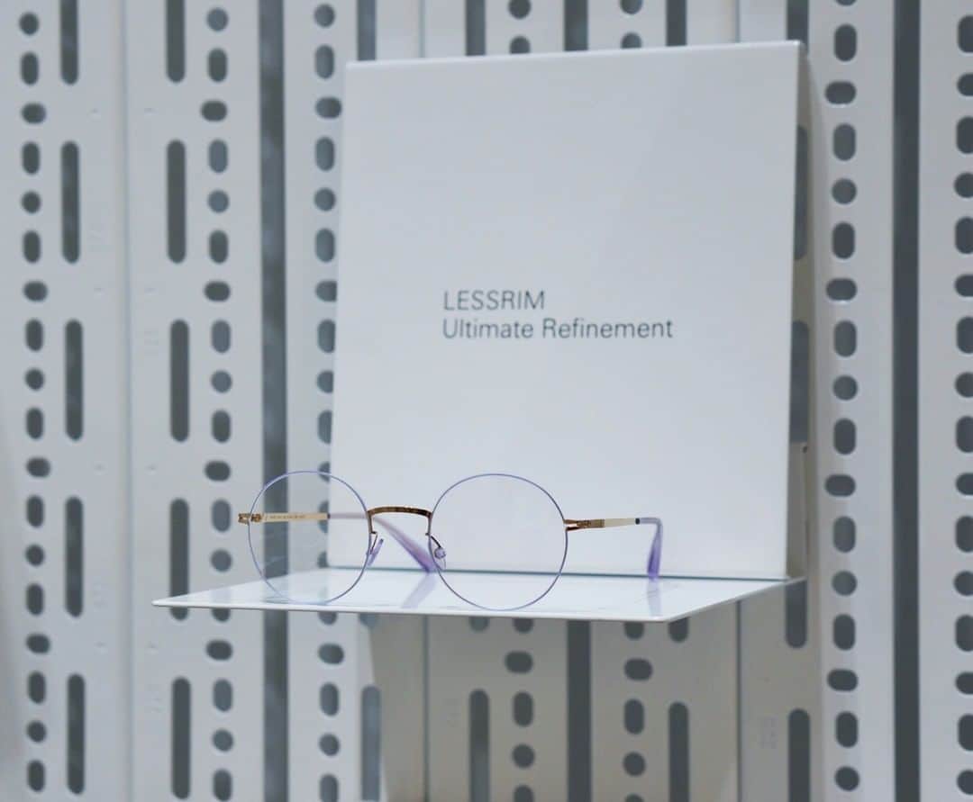 のインスタグラム：「【LESSRIM ”KAYO ChampagneGold/Irislilac"】  LESSRIM Collectionの人気モデル、KAYO ChampagneGold/Irislilacは, 上品さを保ちながらも、春の訪れを感じさせる爽やかなカラーリングのモデルです。  KAYO ChampagneGold/Irislilac, a popular model in the LESSRIM Collection, has a fresh coloring that brings spring to mind while maintaining elegance.  #mykita  #mykitalessrim  #eyewear  #eyewearfashion  #マイキータ  #メガネ」