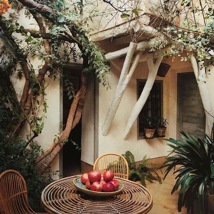 Meganのインスタグラム：「The World of Interiors via 〰️ ❤️ 〰️ @giulialanaro_ francoishalard @theworldofinteriors  . . . . #worldofinteriors #interiordesign #rustic #garden #rattan #patio」