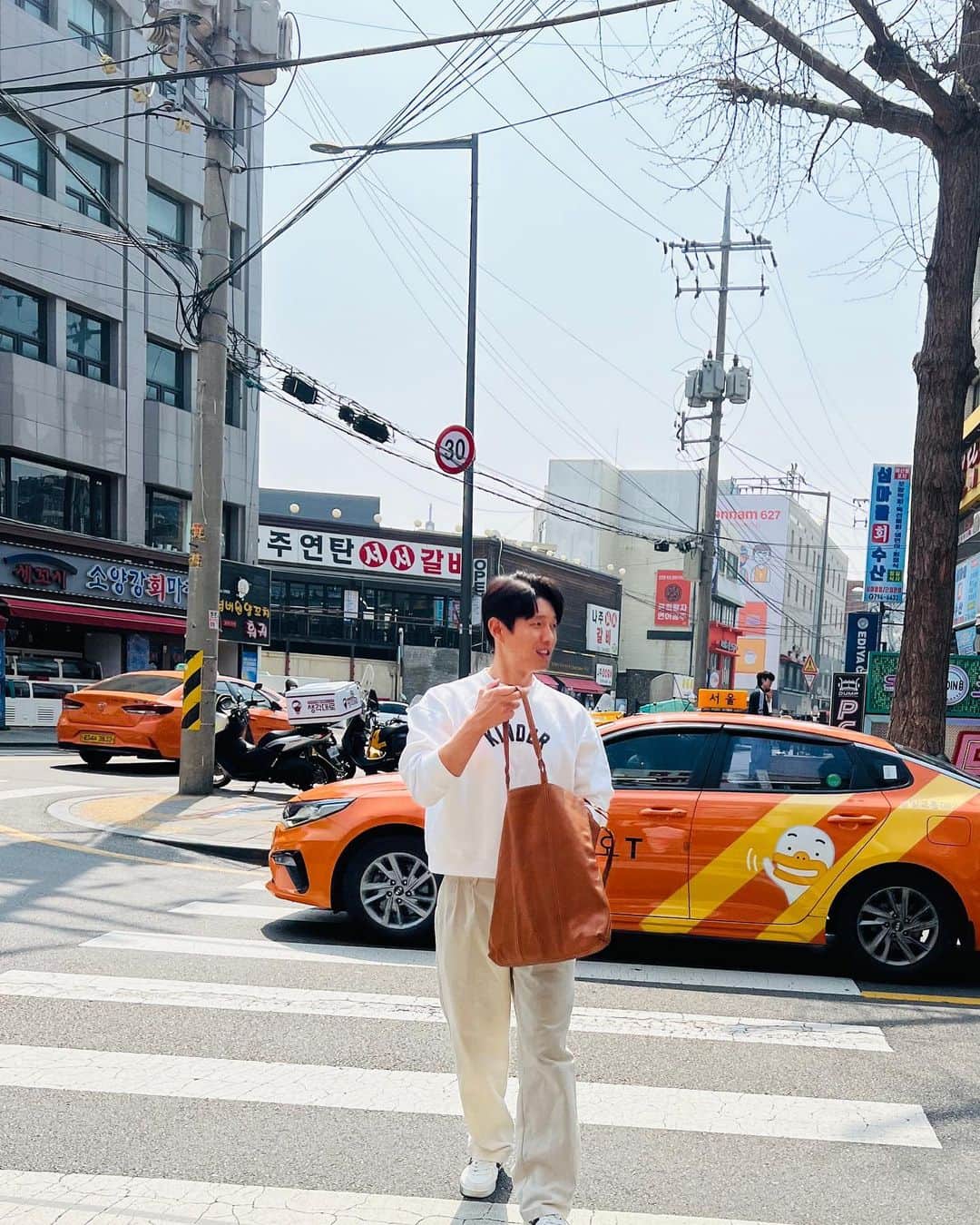 のインスタグラム：「설레는 봄나들이..🐰」