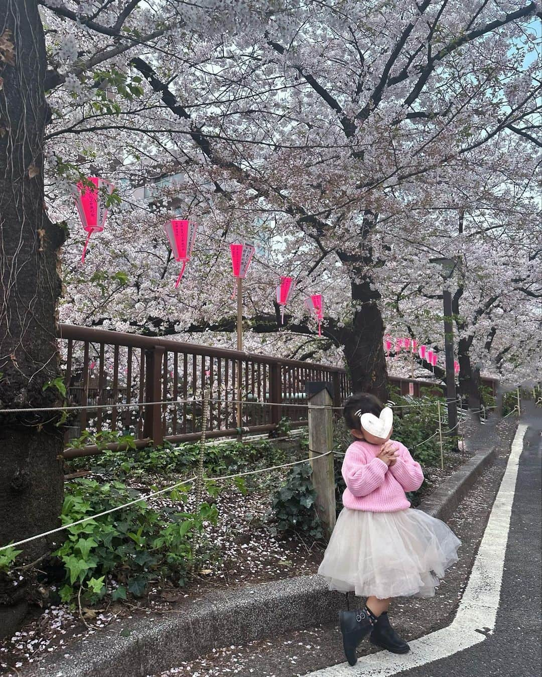 水野佐彩さんのインスタグラム写真 - (水野佐彩Instagram)「・ 🌸🌸🌸🌸🌸 #きょうのわたちたち👩‍👧   👧🏽 @zarakids @marlmarl_tokyo  👩🏼‍🦰 @m_maglie_le_cassetto_official   自由にお花見できることが とっても嬉しいね🌸💕  #中目黒 #目黒川 #桜 #🌸 #お花見 #中目黒桜まつり #目黒川桜並木」4月1日 19時55分 - saaya_mizuno