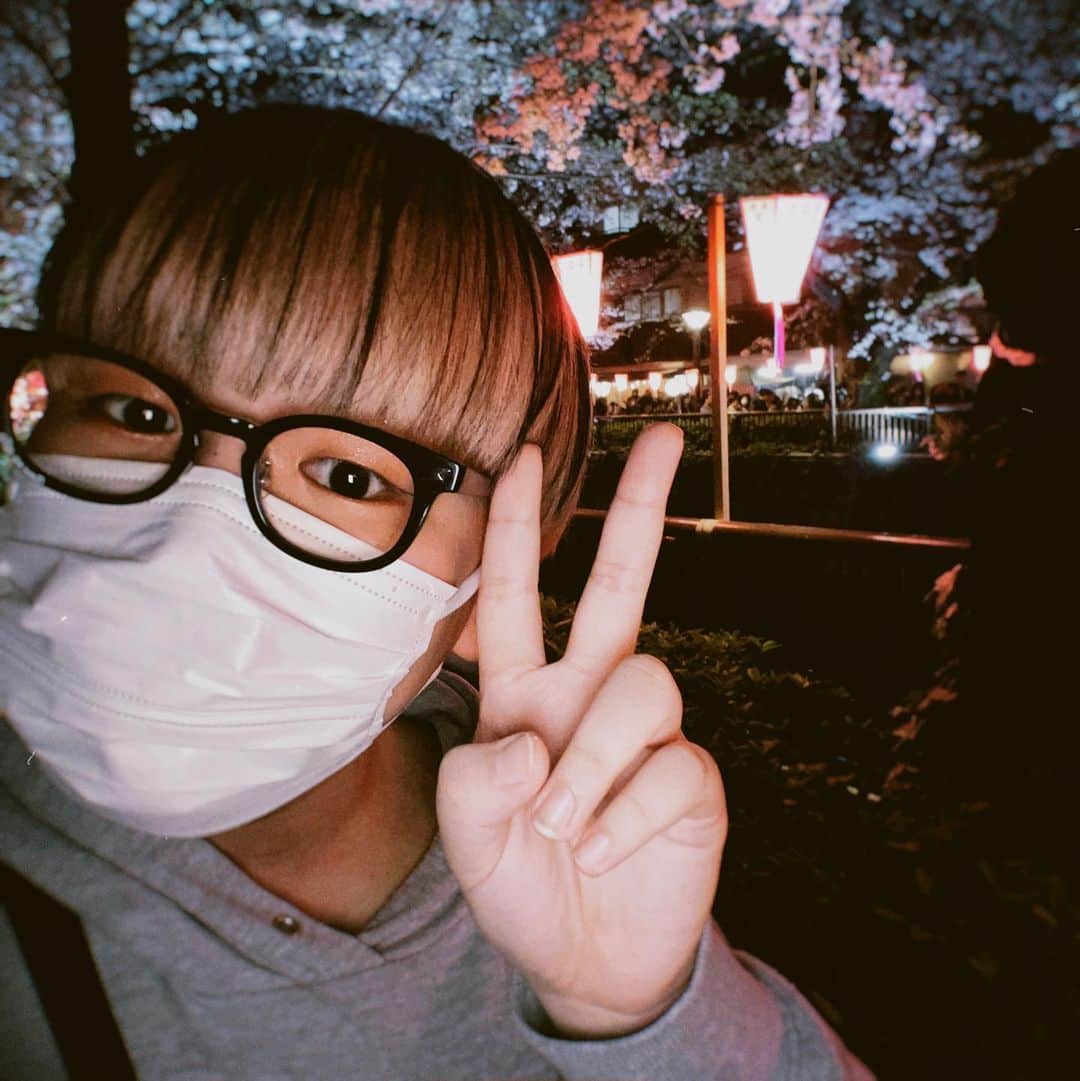 ぴぐもんのインスタグラム：「体でかいのが恥ずかしすぎて、しれっと一瞬だけ写真撮った、ただのデブは私です。  #痩せれば？ #それな #ごめん #本当に桜を見たいのかというくらい、みんなポージング決めてたWWWWW #地元民ごめんね #あと少しで静かになるから許してネ #中目黒」