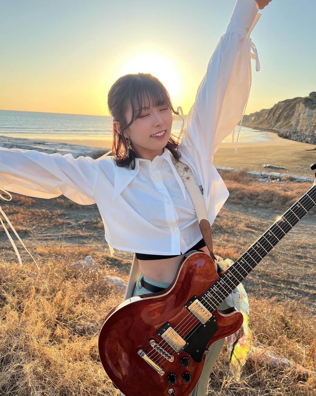 森脇加奈子のインスタグラム：「🌅  みんなからいろんな形の愛を感じられて幸せです。 沢山の情報がある中で、しっかり追ってくれて拡散してくれて、その応援の言葉のひとつひとつが原動力になってるのを実感します。 告知画像も作り甲斐があるってもんです。笑  始動ライブまであと1週間！ 楽しみながら全力で愛を持ってがんばります🌸 これからたくさんお返ししちゃうんだ〜〜〜😻！  #Faulieu  #guitar #vocal #guitarvocal #ギター女子 #ギターボーカル #guitarist #rock #rockband #band #girlsband #ガールズバンド#japanese #japanesegirl #live #photo #photography #tagsforlikes #followme #팔로우미 #tfl」