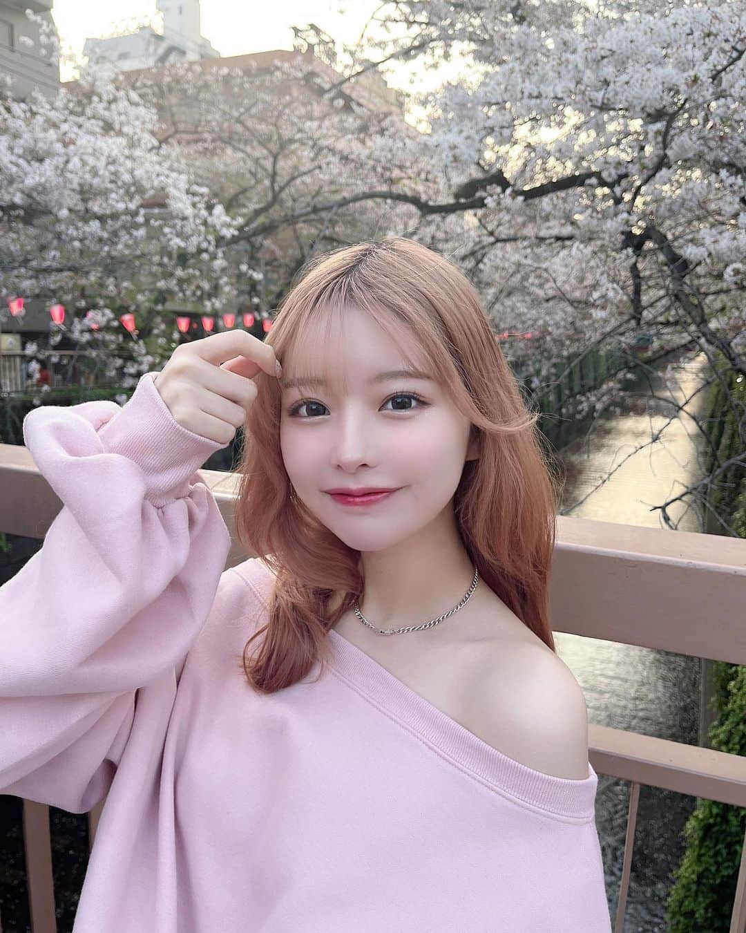 sarimaru(国木田さりまる)のインスタグラム：「4月になったね 𓂃 𓈒❁⃘ 最近更新頻度下がってたから何投稿しようかなってソワソワしてた🫠  桜見頃のうちに行きたいね〜って話してた目黒川に行ってきました♡  風が良い感じに吹いて桜舞ってて綺麗だった~🌸💭  桜が見頃のうちにピクニックもしたいなぁと思っております…ッ 春やりたいこと沢山\♡/  改めて更新頑張りますよろしくね〜🫶🏻」