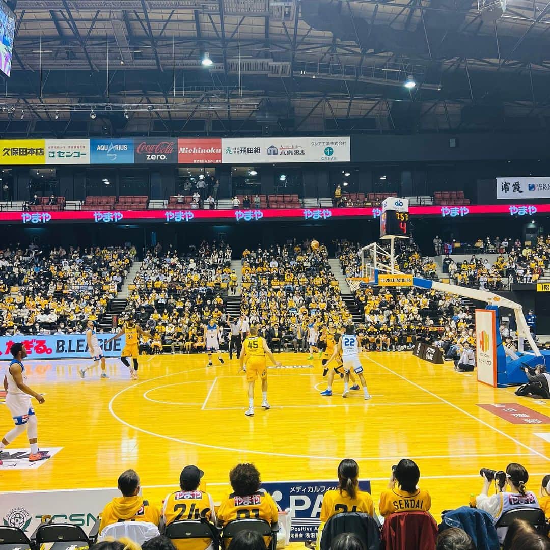 佐藤あり紗さんのインスタグラム写真 - (佐藤あり紗Instagram)「2023.4.1 . . 推し活に行ってきました🏀 今まで何回89の応援に行ったのだろうか笑 これから応援いっぱいいくー🙋‍♀️✨ . . 試合は、延長戦に持ち込む接戦！⸜( ˙꒳˙ )⸝. 凄くいい試合だった😭👏 . . . ナイナーズは勝ったし 来場者登録で 推しチームの推しが当たって 嬉しかったぁー😊💖 . 🧸さん🎫ありがと🤞 . 5日は楽天観戦⚾️✨ 推し活さいこ〜🏀🏈⚽⚾ . #バスケットボール #Bリーグ #89ERS @sendai89ers_official  #推し活 #スポーツ観戦  #SATOARISA #佐藤あり紗 #バレーボール」4月1日 19時53分 - arisa_chu