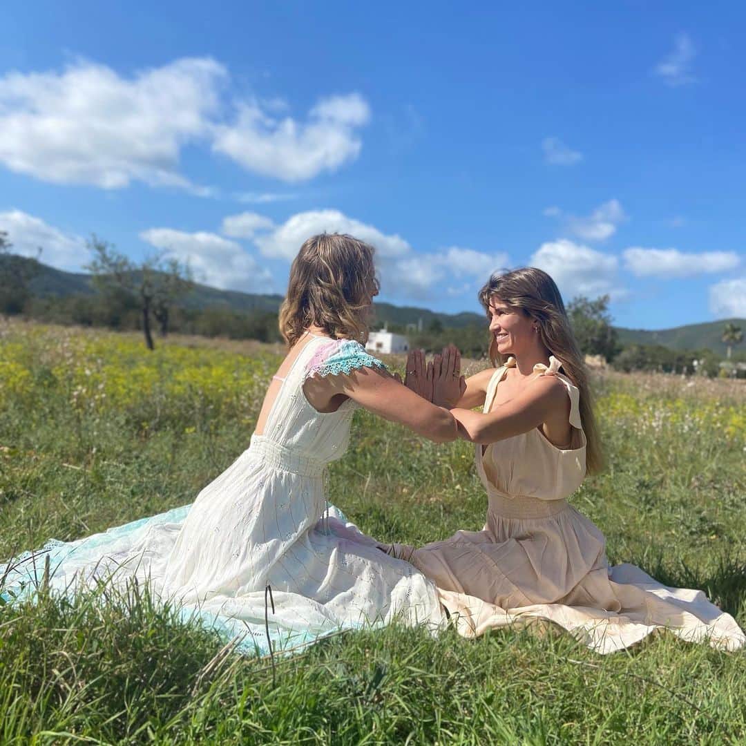 エイミー・ウィラートンさんのインスタグラム写真 - (エイミー・ウィラートンInstagram)「Forever ♥️👰‍♀️👰‍♀️  #scroll   Happy April 1st and although  @whitesagehealing and I didn’t get married 🤣 we really do have the most amazing bond ! We have lived a stones throw away from each in several locations around the world including LA and now ibiza !  I found myself on her driveway last summer with Demz asleep in the back of my car … I was still new on the island and didn’t know many people. She has become the most incredibly supportive friend , neighbour and mentor. We like to get in the yurt ⛺️ awaken our feminine 💞 paint, #kundadance and yoga 🧘‍♀️ so grateful for you and the work you do Naomi. And all the support you’ve shown me through some of my hardest moments. #womenempowerment #lovewomen #loveislove #ibiza #healing #whitesage #aprilfools #love #shaman #wombhealing #awakenfeminine #kundaliniyoga #kundaliniawakening #grateful」4月1日 19時56分 - missamywillerton