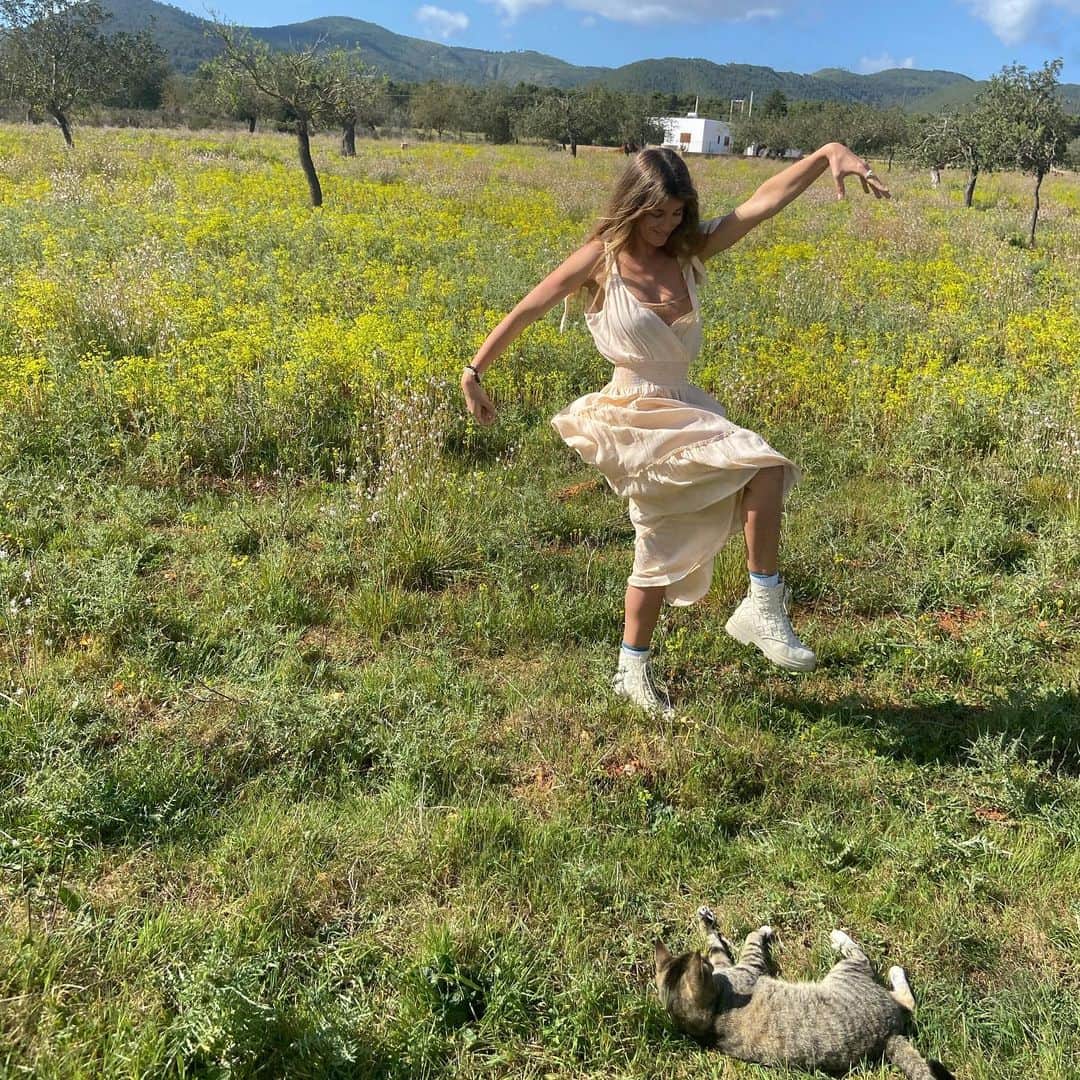 エイミー・ウィラートンさんのインスタグラム写真 - (エイミー・ウィラートンInstagram)「Forever ♥️👰‍♀️👰‍♀️  #scroll   Happy April 1st and although  @whitesagehealing and I didn’t get married 🤣 we really do have the most amazing bond ! We have lived a stones throw away from each in several locations around the world including LA and now ibiza !  I found myself on her driveway last summer with Demz asleep in the back of my car … I was still new on the island and didn’t know many people. She has become the most incredibly supportive friend , neighbour and mentor. We like to get in the yurt ⛺️ awaken our feminine 💞 paint, #kundadance and yoga 🧘‍♀️ so grateful for you and the work you do Naomi. And all the support you’ve shown me through some of my hardest moments. #womenempowerment #lovewomen #loveislove #ibiza #healing #whitesage #aprilfools #love #shaman #wombhealing #awakenfeminine #kundaliniyoga #kundaliniawakening #grateful」4月1日 19時56分 - missamywillerton