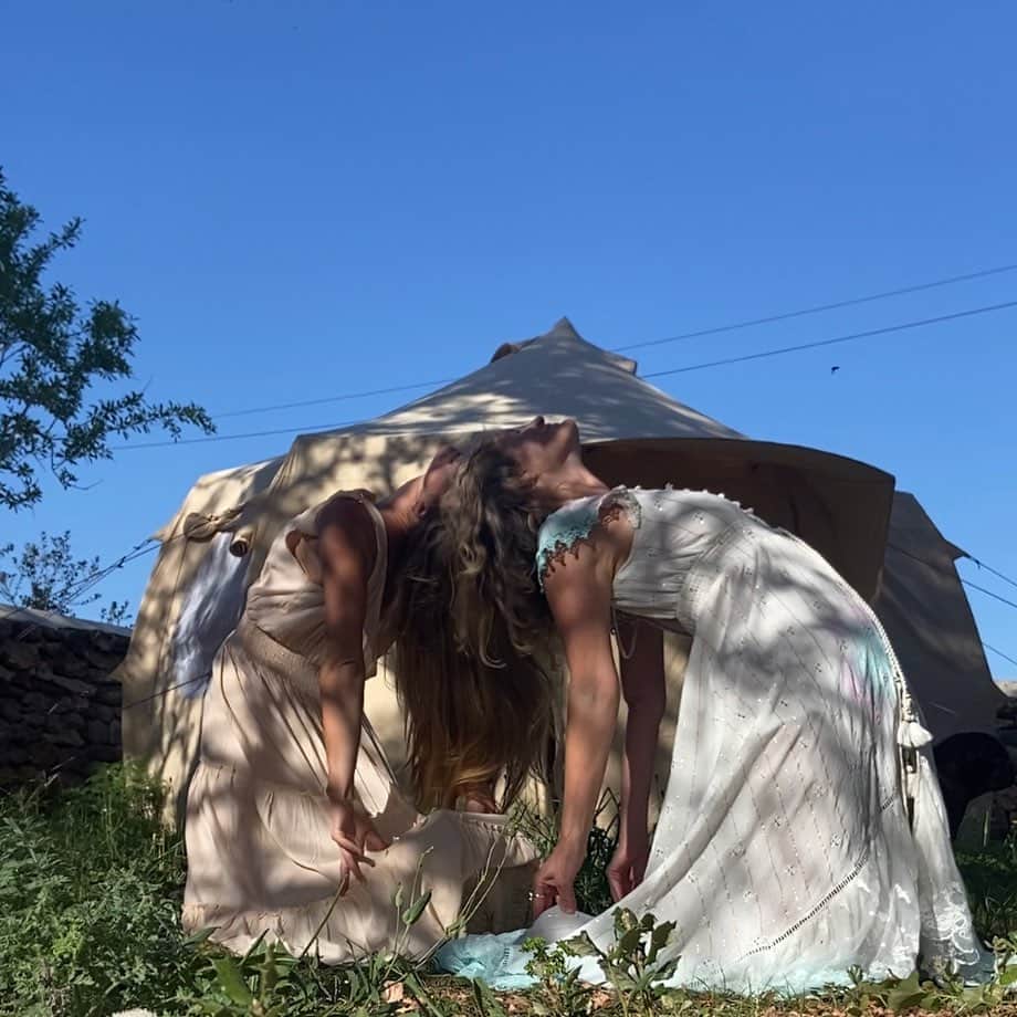 エイミー・ウィラートンさんのインスタグラム写真 - (エイミー・ウィラートンInstagram)「Forever ♥️👰‍♀️👰‍♀️  #scroll   Happy April 1st and although  @whitesagehealing and I didn’t get married 🤣 we really do have the most amazing bond ! We have lived a stones throw away from each in several locations around the world including LA and now ibiza !  I found myself on her driveway last summer with Demz asleep in the back of my car … I was still new on the island and didn’t know many people. She has become the most incredibly supportive friend , neighbour and mentor. We like to get in the yurt ⛺️ awaken our feminine 💞 paint, #kundadance and yoga 🧘‍♀️ so grateful for you and the work you do Naomi. And all the support you’ve shown me through some of my hardest moments. #womenempowerment #lovewomen #loveislove #ibiza #healing #whitesage #aprilfools #love #shaman #wombhealing #awakenfeminine #kundaliniyoga #kundaliniawakening #grateful」4月1日 19時56分 - missamywillerton