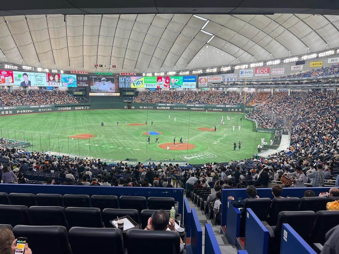 宮崎瑠依さんのインスタグラム写真 - (宮崎瑠依Instagram)「今日は さまスタの収録で東京ドームへ⚾️  さまぁ〜ずさんと一緒にジャイアンツの試合前練習を取材しました🎤  「さまスタ」の取材で東京ドームに行くのは実に4年ぶり😭✨ 今季またこうして取材出来ることが嬉しいです🥹🥹🥹  練習の合間に選手の皆さんからたくさんお話を聞くことができました！！  そして、さまぁ〜ずさんと中継ブースから巨人vs中日戦 を観戦！  やはり声出し応援サイコーですね🥹👍  試合も巨人が勝って、みんなご機嫌でした〜😝👍w  今日の模様は4月 8日(土) 22:00 〜 BS日テレ 「月刊プロ野球！さまぁ〜ずスタジアム」で放送予定です！ ぜひご覧ください🫡  #ジャイアンツ #巨人応援番組 #さまスタ #giants #私はジャイ子」4月1日 20時00分 - ruimiyazaki