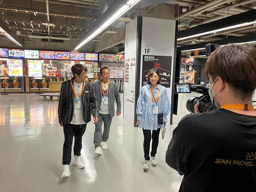 宮崎瑠依のインスタグラム：「今日は さまスタの収録で東京ドームへ⚾️  さまぁ〜ずさんと一緒にジャイアンツの試合前練習を取材しました🎤  「さまスタ」の取材で東京ドームに行くのは実に4年ぶり😭✨ 今季またこうして取材出来ることが嬉しいです🥹🥹🥹  練習の合間に選手の皆さんからたくさんお話を聞くことができました！！  そして、さまぁ〜ずさんと中継ブースから巨人vs中日戦 を観戦！  やはり声出し応援サイコーですね🥹👍  試合も巨人が勝って、みんなご機嫌でした〜😝👍w  今日の模様は4月 8日(土) 22:00 〜 BS日テレ 「月刊プロ野球！さまぁ〜ずスタジアム」で放送予定です！ ぜひご覧ください🫡  #ジャイアンツ #巨人応援番組 #さまスタ #giants #私はジャイ子」