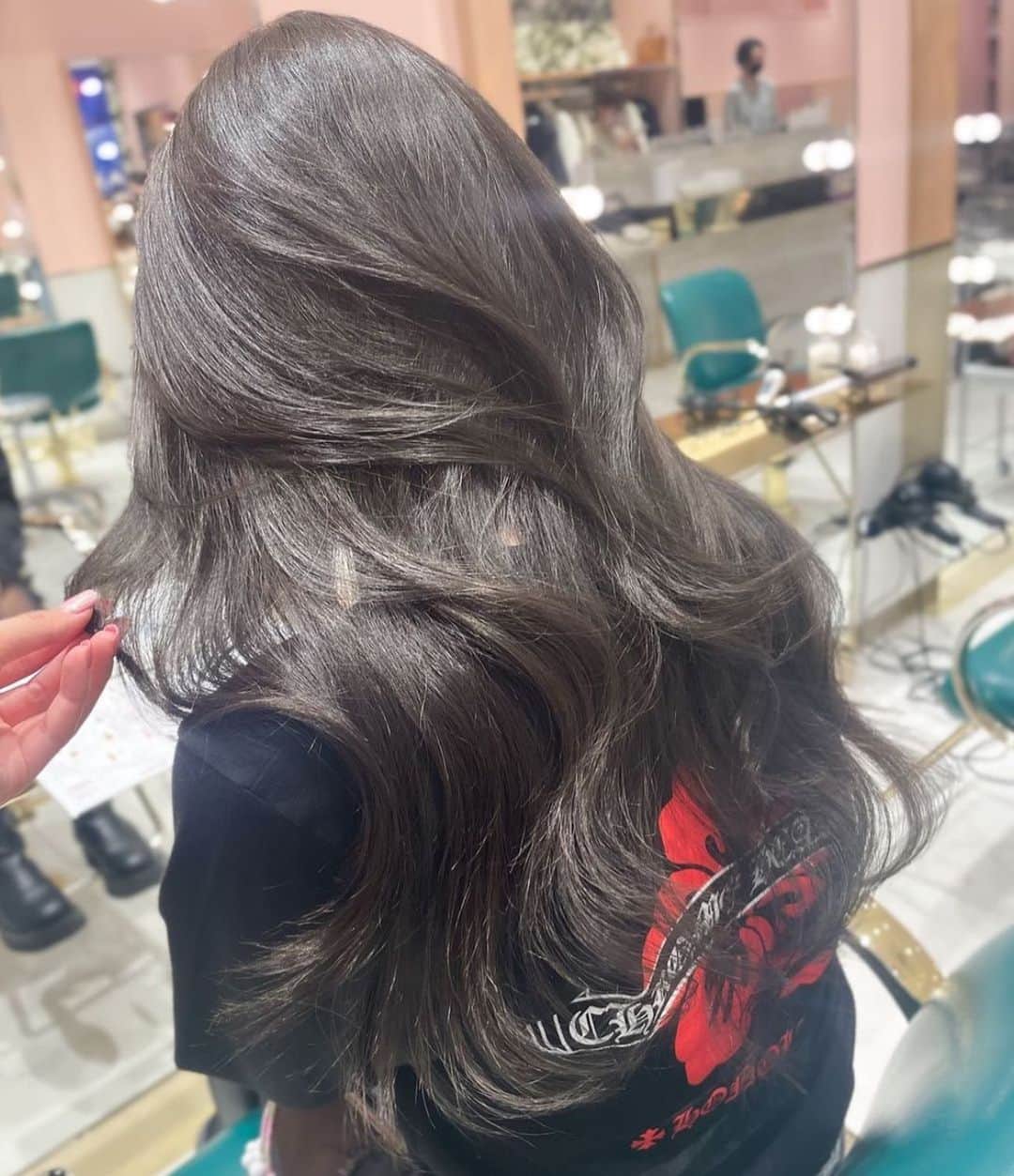 原涼香のインスタグラム：「大人気カラー!! 𝙣𝙪𝙙𝙚 𝙗𝙧𝙤𝙬𝙣 🤎✨ 赤味のない透明感カラーに 色気の出るレイヤーカット✔︎ ㅤㅤㅤㅤㅤㅤㅤㅤㅤㅤㅤㅤㅤㅤㅤㅤㅤㅤㅤㅤㅤㅤㅤㅤㅤㅤㅤㅤㅤㅤㅤㅤㅤㅤㅤㅤㅤㅤㅤ menu... ● カット ● プレミアムケアカラー ● バイカルテトリートメント ㅤㅤㅤㅤㅤㅤㅤㅤㅤㅤㅤㅤㅤ ㅤㅤㅤㅤㅤㅤㅤㅤㅤㅤㅤㅤㅤㅤㅤㅤㅤㅤㅤㅤㅤㅤㅤㅤㅤㅤㅤㅤㅤㅤㅤㅤㅤㅤㅤㅤㅤㅤㅤㅤㅤㅤㅤㅤㅤㅤㅤㅤㅤㅤㅤㅤ ㅤㅤㅤㅤㅤㅤㅤㅤㅤㅤㅤㅤㅤ  ㅤㅤㅤㅤㅤㅤㅤㅤㅤㅤㅤㅤㅤ ㅤㅤㅤㅤㅤㅤㅤㅤㅤㅤㅤㅤㅤ  ㅤㅤㅤㅤㅤㅤㅤㅤㅤㅤㅤㅤㅤ #SHIMA#韓国ヘア#韓国スタイル#海外ヘア#ハイトーン#ブリーチカラー#ブリーチなしカラー#グレージュ#ベージュ#オリーブグレージュ#オリーブカラー#ラベンダーグレージュ#ラベンダーカラー#透明感カラー#銀座美容室#銀座美容院#ワンホンヘア#ワンホン#暗髪#시스루뱅#레이어컷#레이어드컷」