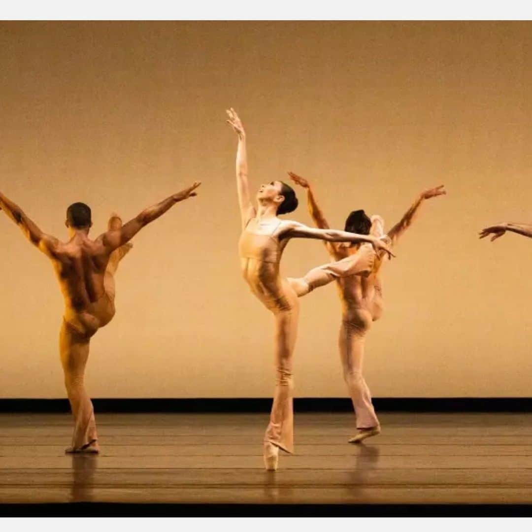 加治屋百合子のインスタグラム：「・ Stanton Welch’s “Clear”💓 Loved dancing this beautiful pas de deux and sharing the stage with these boys🫶🏻    スタントン・ウェルチ振付「クリアー」より💓 とても素敵なパドドゥもあり大好きな作品です😘  シモン君 @simon_acri 、「クリアー」の主役デビューおめでとう👏🏻  #ballet #ballerina #dance #dancer #artist #asian #japanese #houstonballet #performance #houston #thankful #costume #memories #バレエ #バレリーナ #ダンス #ダンサー #アーティスト #感謝 #思い出」