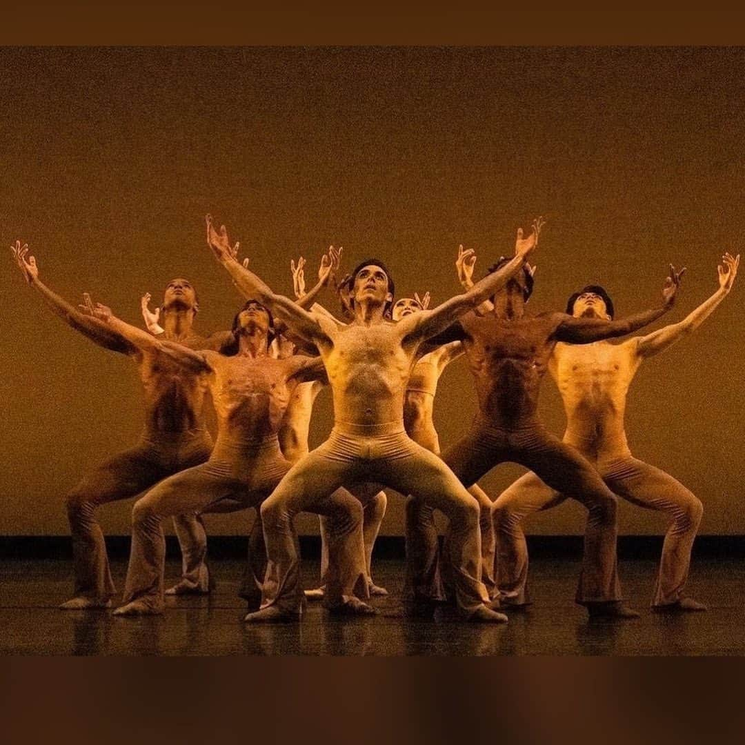 加治屋百合子さんのインスタグラム写真 - (加治屋百合子Instagram)「・ Stanton Welch’s “Clear”💓 Loved dancing this beautiful pas de deux and sharing the stage with these boys🫶🏻    スタントン・ウェルチ振付「クリアー」より💓 とても素敵なパドドゥもあり大好きな作品です😘  シモン君 @simon_acri 、「クリアー」の主役デビューおめでとう👏🏻  #ballet #ballerina #dance #dancer #artist #asian #japanese #houstonballet #performance #houston #thankful #costume #memories #バレエ #バレリーナ #ダンス #ダンサー #アーティスト #感謝 #思い出」4月1日 20時12分 - yuriko_kajiya