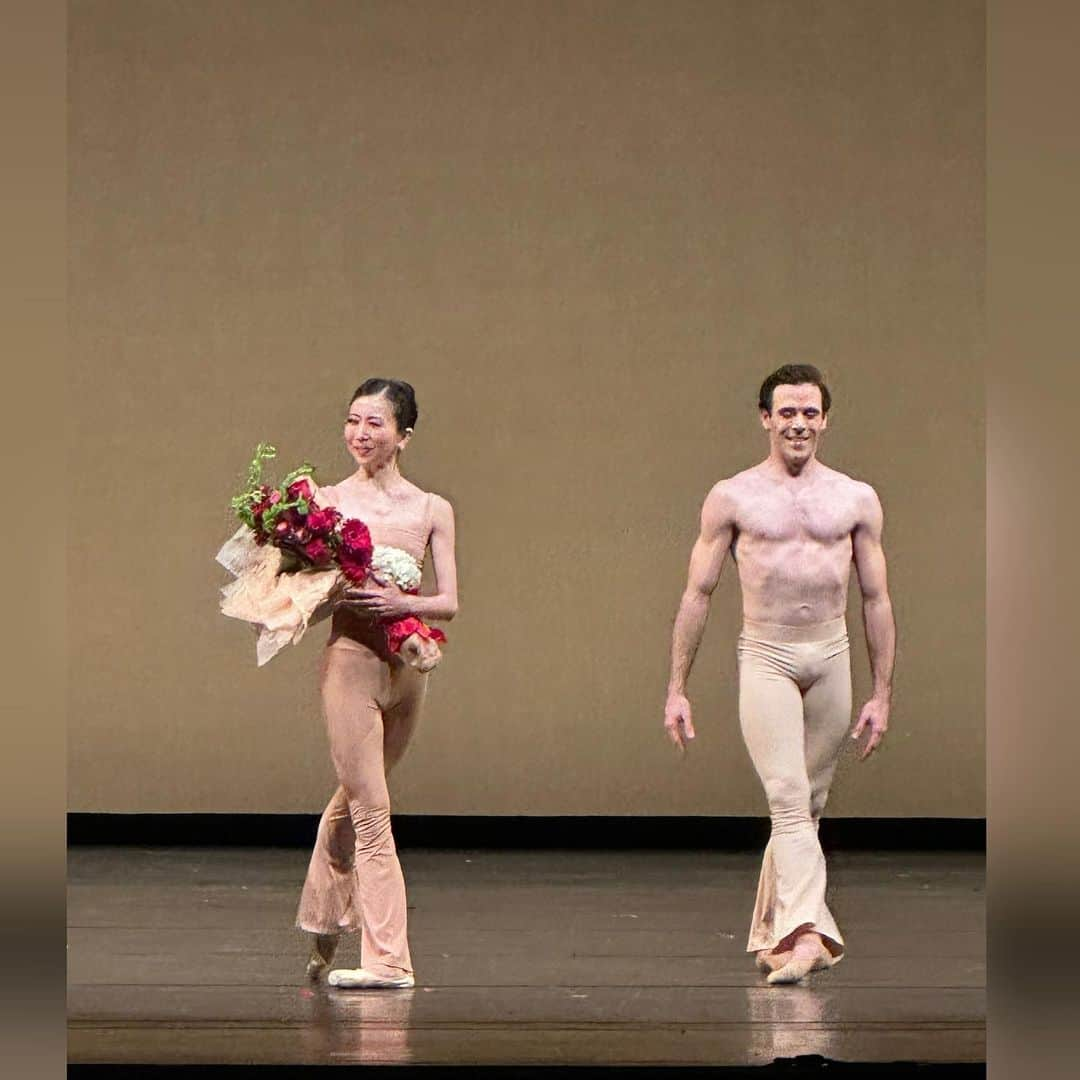 加治屋百合子さんのインスタグラム写真 - (加治屋百合子Instagram)「・ Stanton Welch’s “Clear”💓 Loved dancing this beautiful pas de deux and sharing the stage with these boys🫶🏻    スタントン・ウェルチ振付「クリアー」より💓 とても素敵なパドドゥもあり大好きな作品です😘  シモン君 @simon_acri 、「クリアー」の主役デビューおめでとう👏🏻  #ballet #ballerina #dance #dancer #artist #asian #japanese #houstonballet #performance #houston #thankful #costume #memories #バレエ #バレリーナ #ダンス #ダンサー #アーティスト #感謝 #思い出」4月1日 20時12分 - yuriko_kajiya