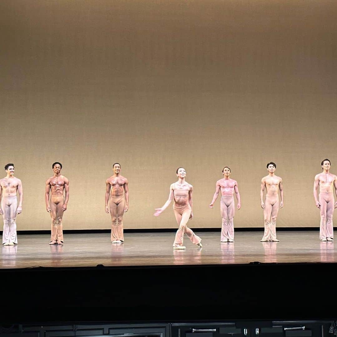 加治屋百合子さんのインスタグラム写真 - (加治屋百合子Instagram)「・ Stanton Welch’s “Clear”💓 Loved dancing this beautiful pas de deux and sharing the stage with these boys🫶🏻    スタントン・ウェルチ振付「クリアー」より💓 とても素敵なパドドゥもあり大好きな作品です😘  シモン君 @simon_acri 、「クリアー」の主役デビューおめでとう👏🏻  #ballet #ballerina #dance #dancer #artist #asian #japanese #houstonballet #performance #houston #thankful #costume #memories #バレエ #バレリーナ #ダンス #ダンサー #アーティスト #感謝 #思い出」4月1日 20時12分 - yuriko_kajiya