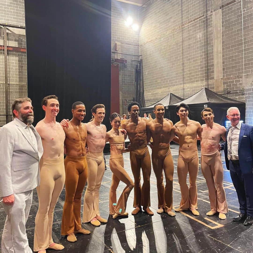 加治屋百合子さんのインスタグラム写真 - (加治屋百合子Instagram)「・ Stanton Welch’s “Clear”💓 Loved dancing this beautiful pas de deux and sharing the stage with these boys🫶🏻    スタントン・ウェルチ振付「クリアー」より💓 とても素敵なパドドゥもあり大好きな作品です😘  シモン君 @simon_acri 、「クリアー」の主役デビューおめでとう👏🏻  #ballet #ballerina #dance #dancer #artist #asian #japanese #houstonballet #performance #houston #thankful #costume #memories #バレエ #バレリーナ #ダンス #ダンサー #アーティスト #感謝 #思い出」4月1日 20時12分 - yuriko_kajiya