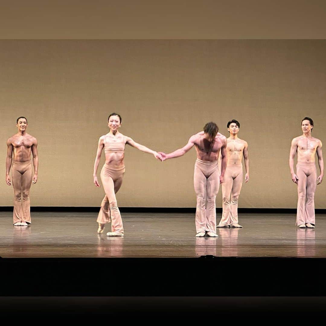 加治屋百合子さんのインスタグラム写真 - (加治屋百合子Instagram)「・ Stanton Welch’s “Clear”💓 Loved dancing this beautiful pas de deux and sharing the stage with these boys🫶🏻    スタントン・ウェルチ振付「クリアー」より💓 とても素敵なパドドゥもあり大好きな作品です😘  シモン君 @simon_acri 、「クリアー」の主役デビューおめでとう👏🏻  #ballet #ballerina #dance #dancer #artist #asian #japanese #houstonballet #performance #houston #thankful #costume #memories #バレエ #バレリーナ #ダンス #ダンサー #アーティスト #感謝 #思い出」4月1日 20時12分 - yuriko_kajiya