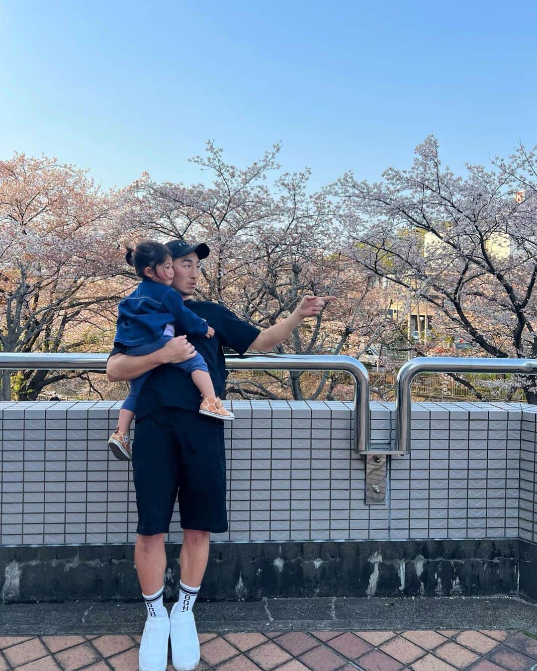 山崎秀晃のインスタグラム：「さくらまつり2023🌸 #娘急成長」