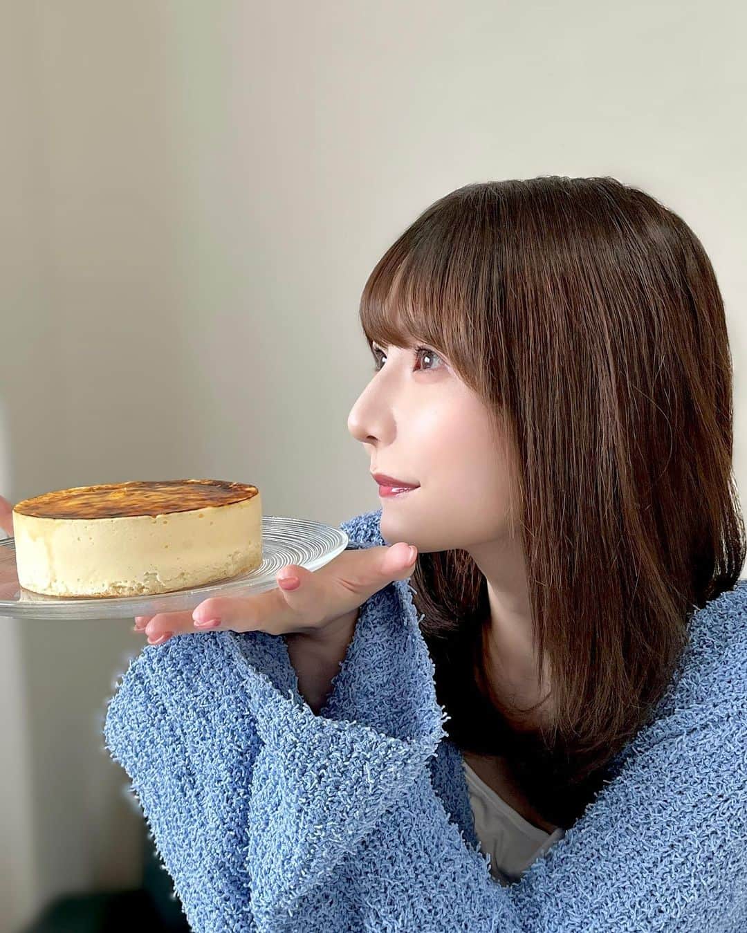 秦はるかさんのインスタグラム写真 - (秦はるかInstagram)「友達が誕生日の時に送ってくれたチーズケーキ♡ 美味しくて1日で食べ切った😋」4月1日 20時06分 - _hataharuka_