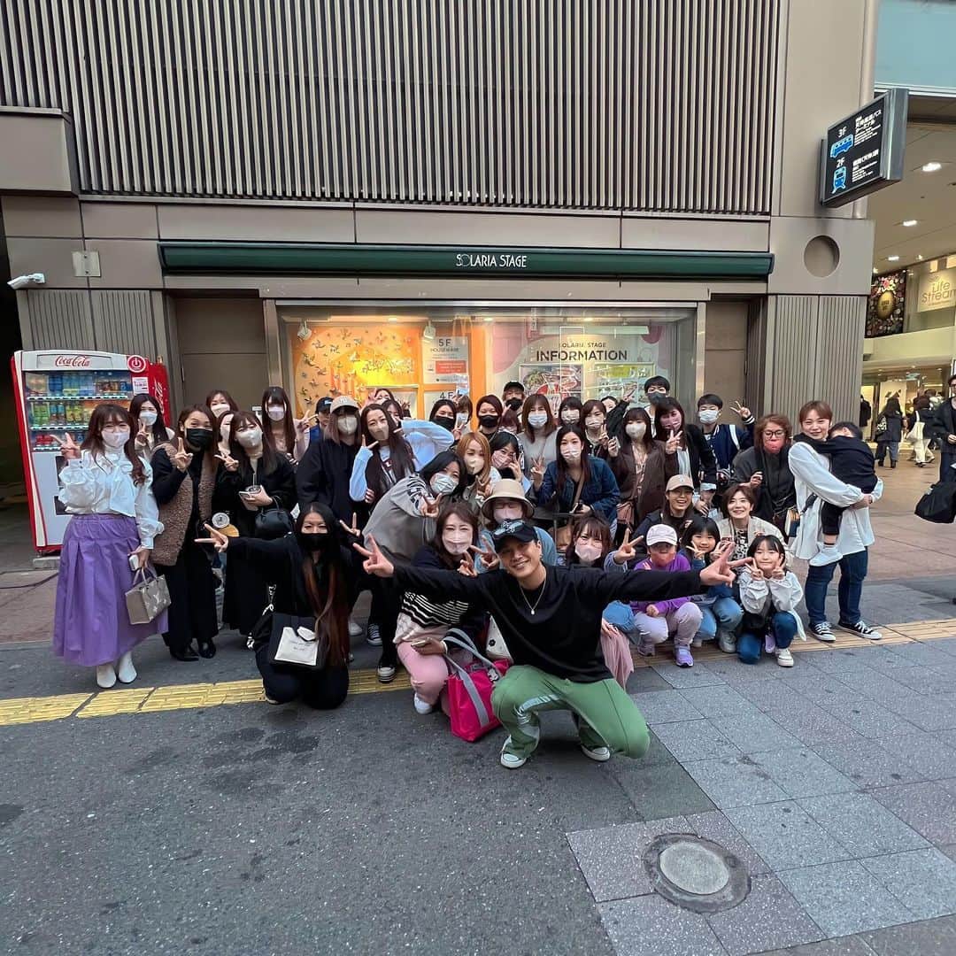 KAZUKI【ANFiNY】のインスタグラム：「福岡路上1日目🍜🔥  先月ぶりの福岡！！！ 月一みんなに会える楽しみな日😊  明日も17時〜 新天町でやります🎤  福岡でもオフ会できるように まじで福岡盛り上げたい！！！！💪  福岡familyの力貸してください🔥  #髙橋一輝 #福岡路上 #路上LIVE」