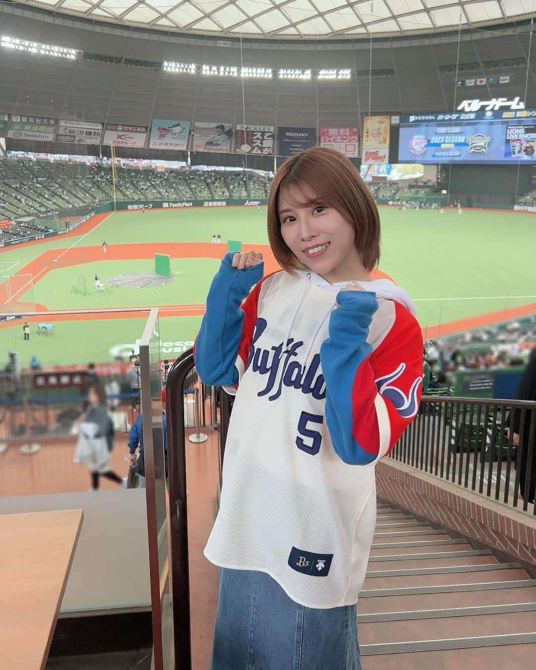 大岩根綾奈のインスタグラム：「3/31 開幕戦ベルーナドーム行ってきました🏟 おりほー！ そして今日も2連勝おりほー！ 明日も勝ちましょう⚾️  声出しも解禁になって球場が去年以上にパワー凄かったです😆✨  延長戦最後まで痺れた素晴らしい試合でした✨オリックスファンの皆さんはもちろん！今年も野球ファンの皆さん全員で楽しんでいきましょうね✌️  . . 𖥧 𖥧 𖧧 ˒˒. . 𖡼.𖤣𖥧 ⠜ . . 𖥧 𖥧 𖧧 ˒˒. . 𖡼.𖤣𖥧 ⠜  . . 𖥧 𖥧 𖧧 ˒˒. . 𖡼.𖤣𖥧 ⠜ . . 𖥧 𖥧 𖧧 ˒˒. . 𖡼.𖤣𖥧 ⠜  #オリックス  #オリックスバファローズ  #bs2023  #野球 #野球観戦  #野球女子  #かっとばし #たこ焼き  #食べてみた  #おりほー  #オリックスファンと繋がりたい」