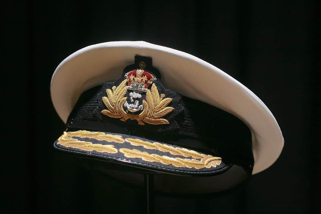 ギーブス&ホークスのインスタグラム：「Royal Navy cap badges bearing the Tudor Crown available at No.1 Savile Row. Contact military@gievesandhawkes.com to order」