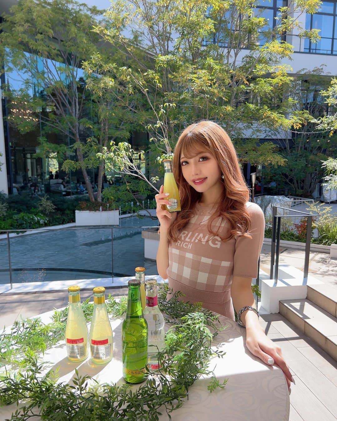 YUNAのインスタグラム：「りいあが上手に撮ってくれたやつ📷✨  ちなみにお酒持ってるけど 別に好きじゃありません🤦🏻  .  .」